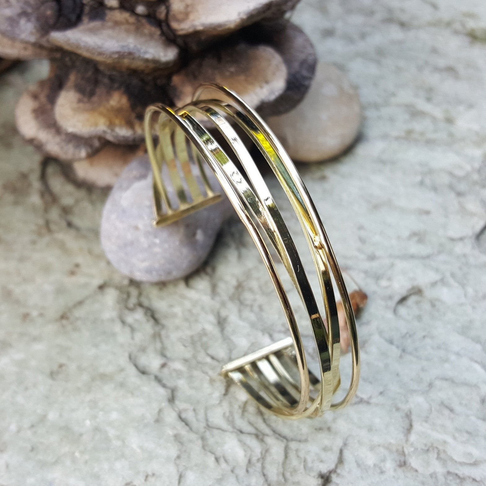 Gouden sieraden collectie met uitleg over het verschil tussen 14 en 18 karaat goud en kwaliteit.