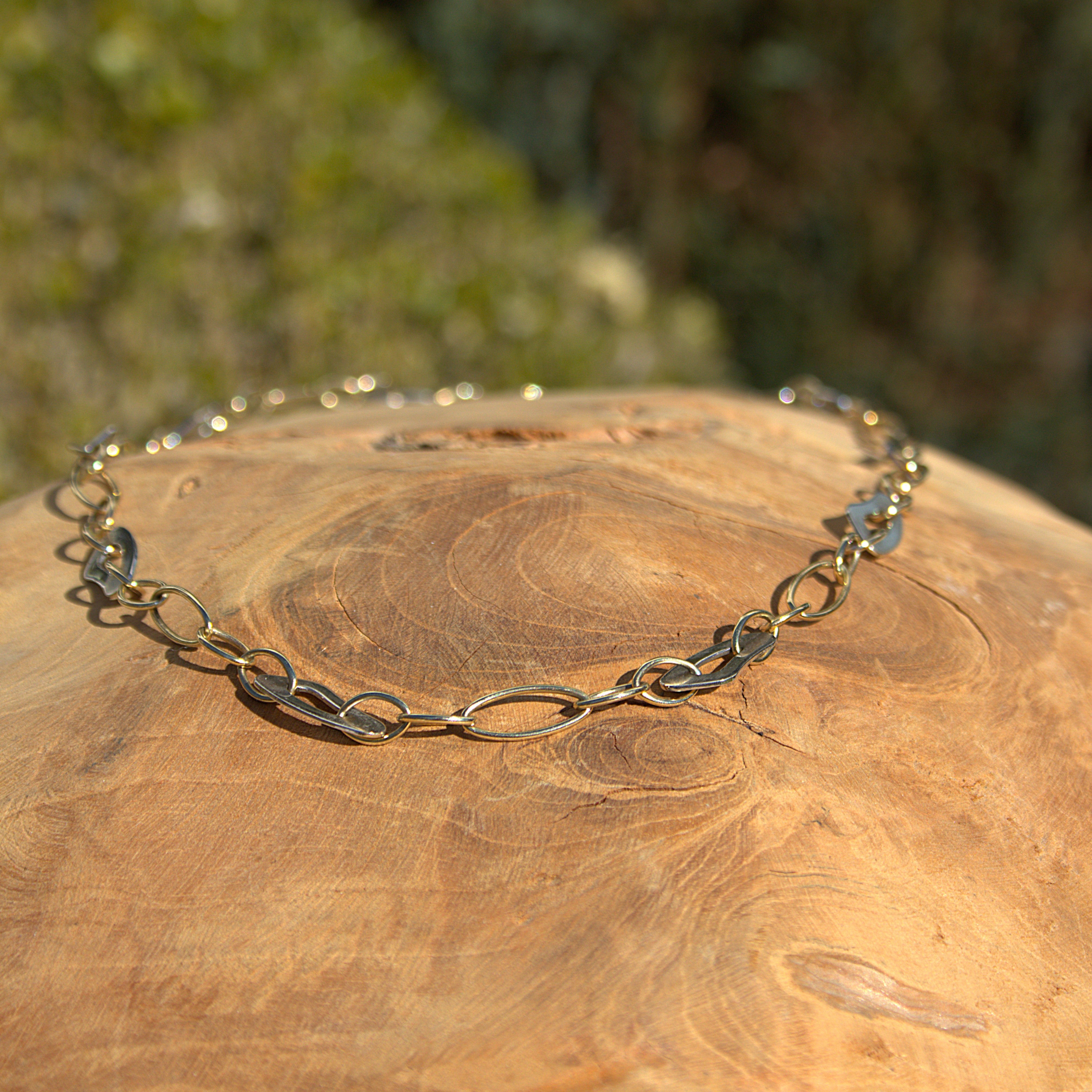 Bicolor halsketting van 14 karaat witgoud en geelgoud. De halsketting heeft een fantasieschakel. Ontdek alle bicolor en tricolor sieraden bij Clary.