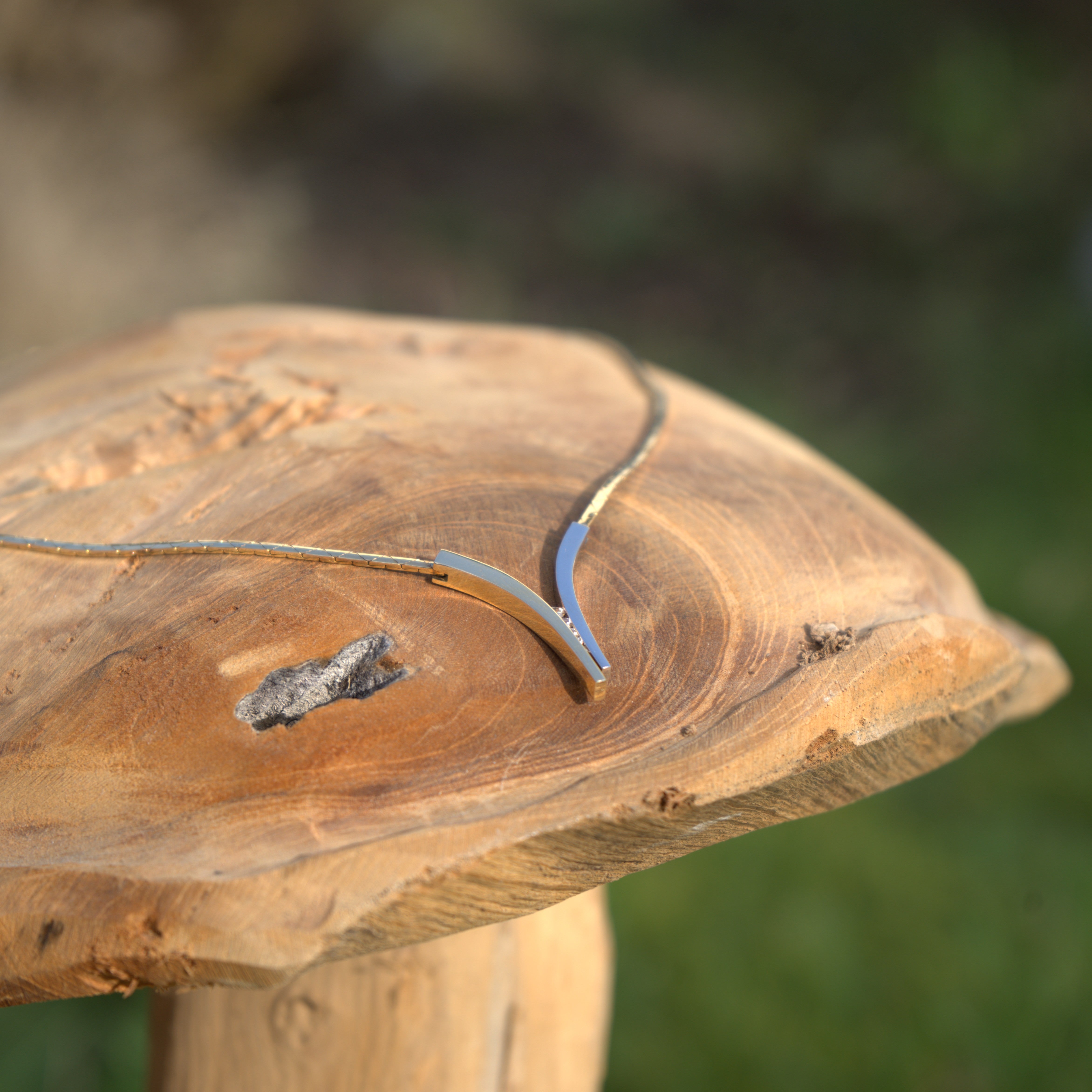 Een modern sieraad weergegeven in een natuurlijke setting. Ontdek alle moderne en geometrische sieraden bij Clary.