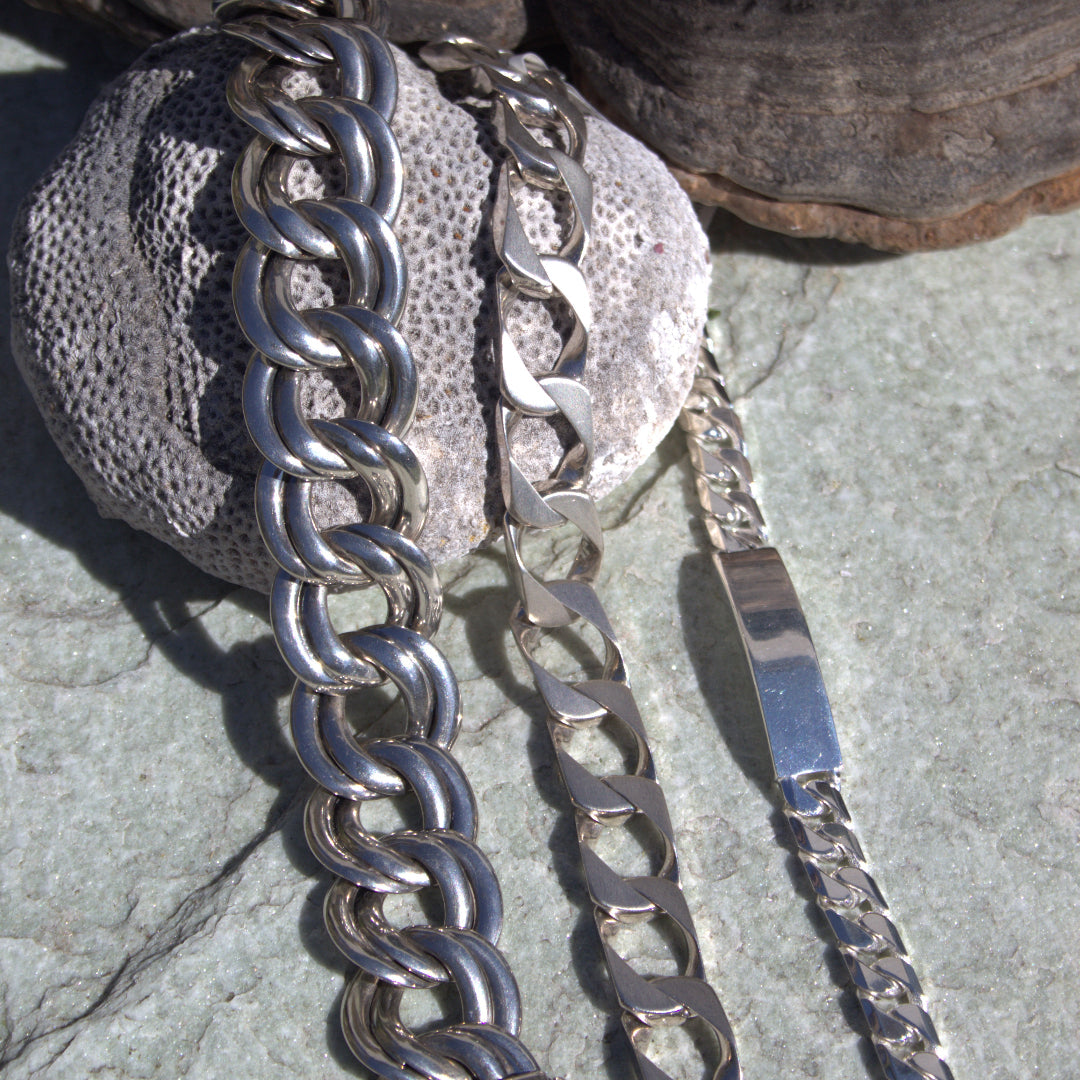 Drie verschillende heren armbanden te zien. Met verschillende breedtes. Allemaal zilveren heren armbanden. Ontdek alle armbanden voor heren bij Clary.