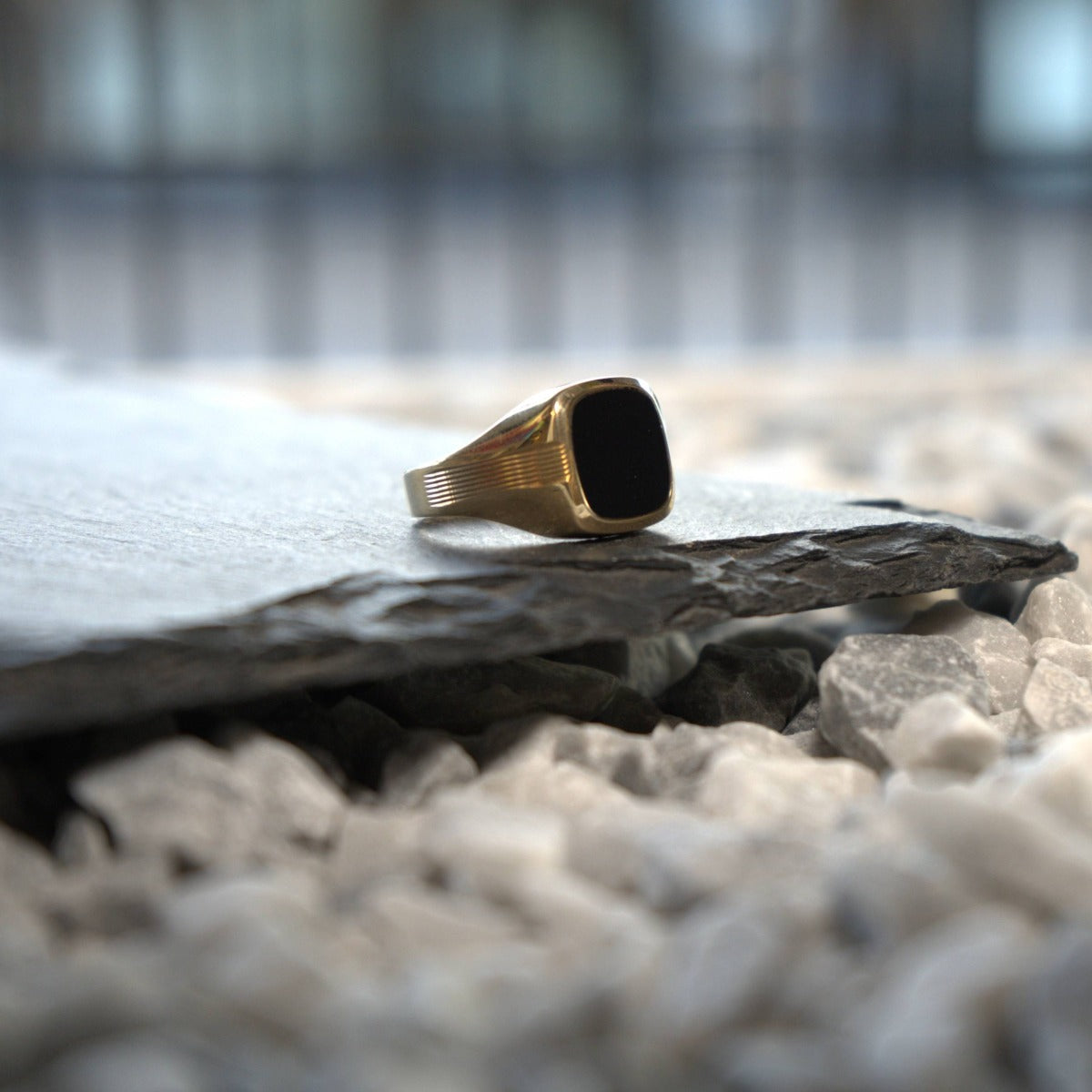 Zilveren zegelring met onyx steen, uit de heren ringen collectie bij Clary Juwelier-Goudsmid.