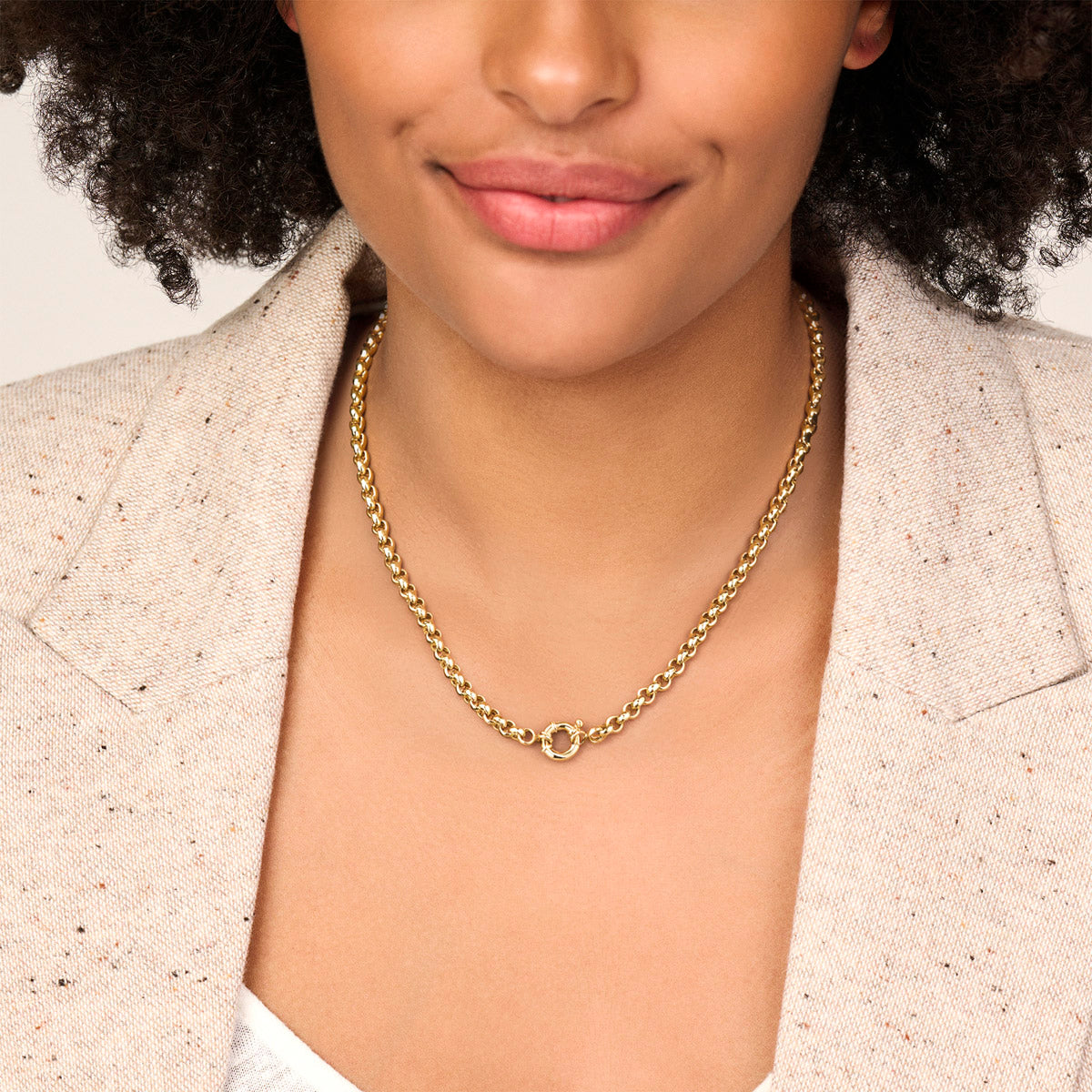 Gouden jasseron ketting: model draagt de 14 karaat geelgouden jasseron halsketting met groot veerslot van 5,0 mm breed, lengte 45 cm