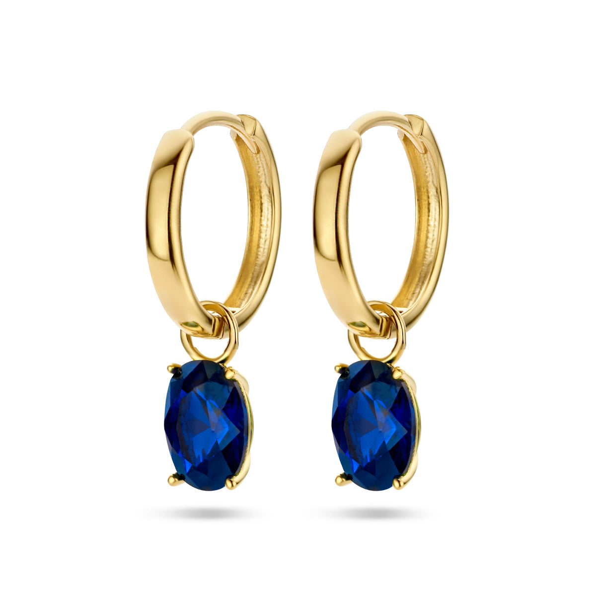 Vooraanzicht van de 14 karaat geelgouden klapoorringen met blauwe zirkonia, 20 mm hoog en 5 mm breed.