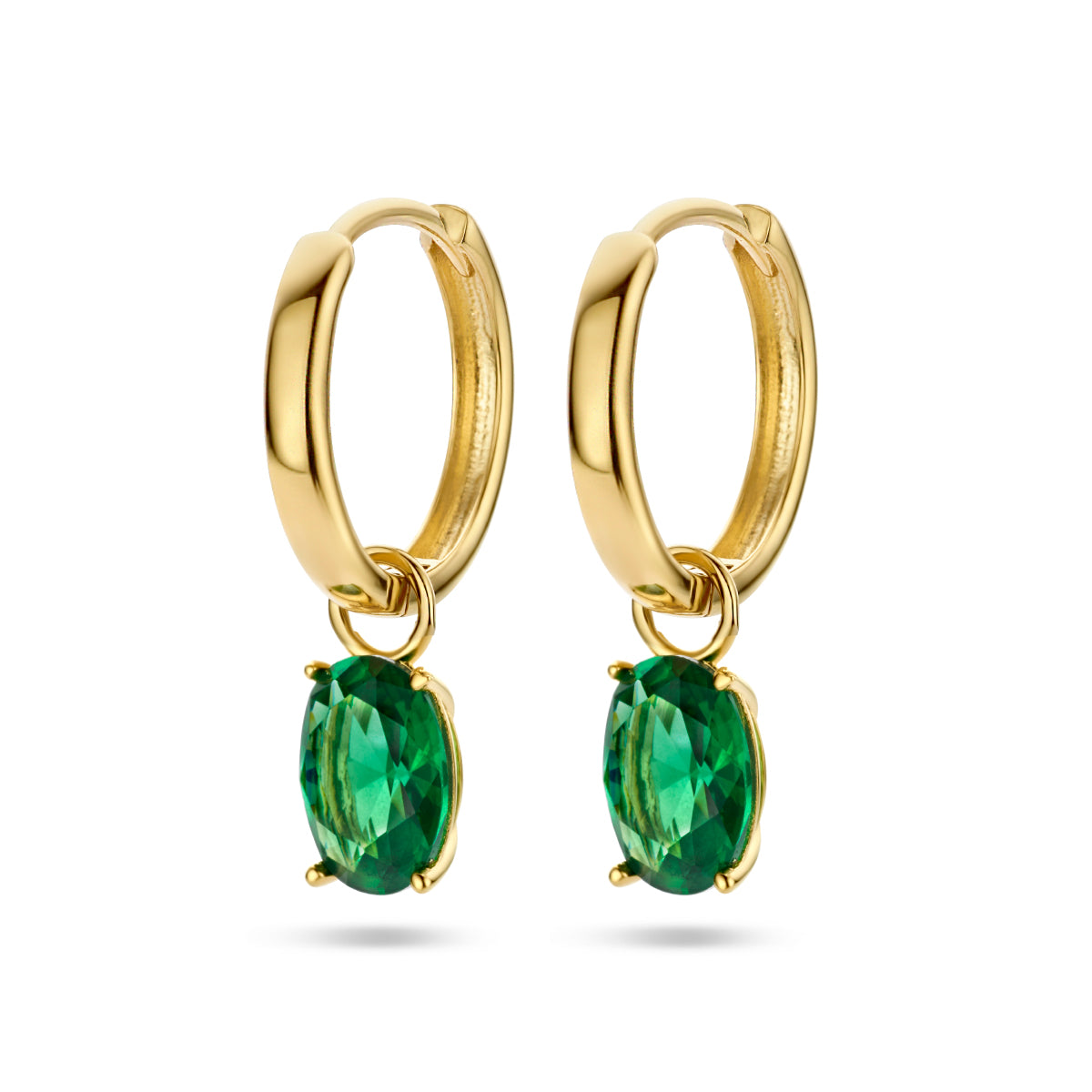 Vooraanzicht van de 14 karaat geelgouden klapoorringen met groene zirkonia, 20 mm hoog en 5 mm breed.