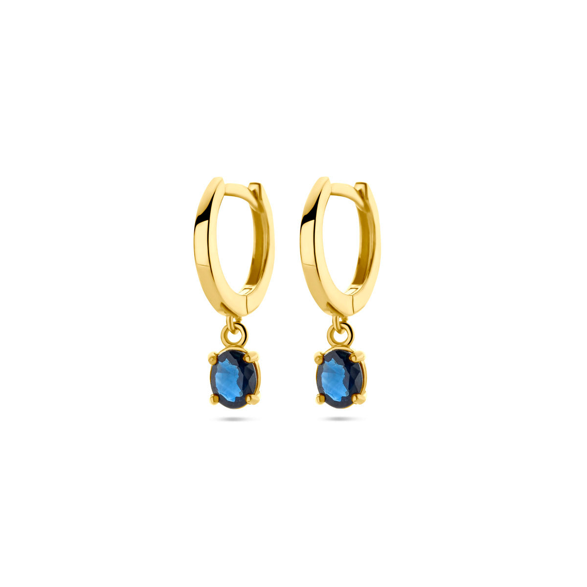 Vooraanzicht van de 14 karaat geelgouden klapoorringen met saffier, 19 mm hoog en 1,5 mm breed.