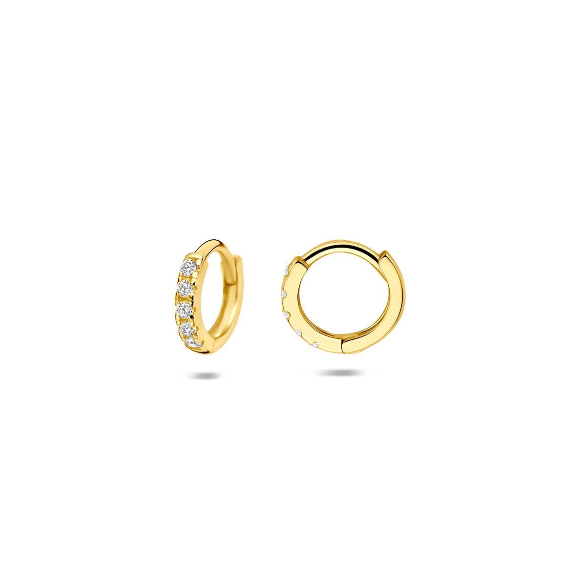 Gouden oorringen met zirkonia: voor- en zijaanzicht van de 14 karaat geelgouden klapoorringen met rij zirkonia, doorsnee 8,5 mm.