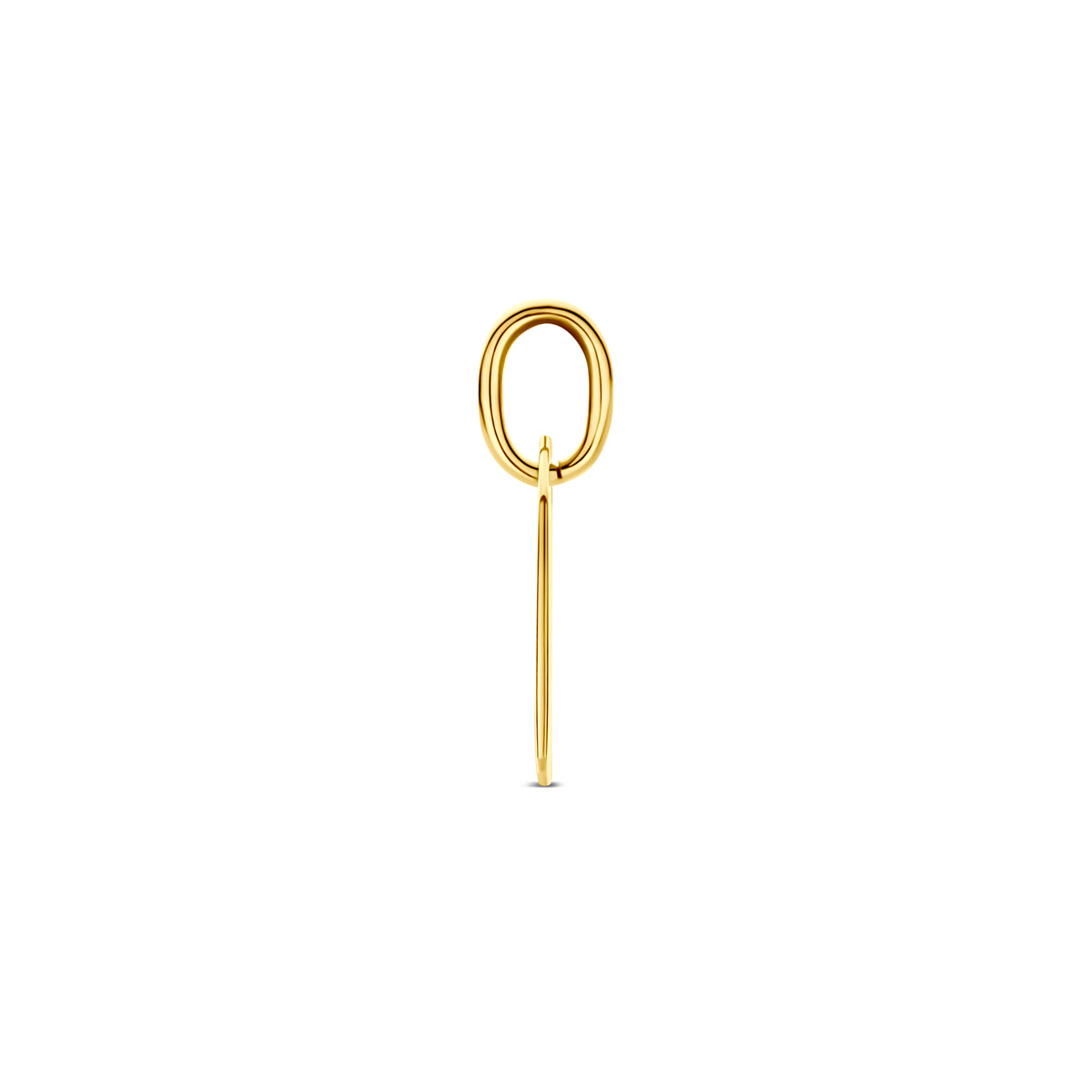 Zijaanzicht van de 14 karaat geelgouden kleine graveerhanger hartje, zodat de diepte van het sieraad zichtbaar is.