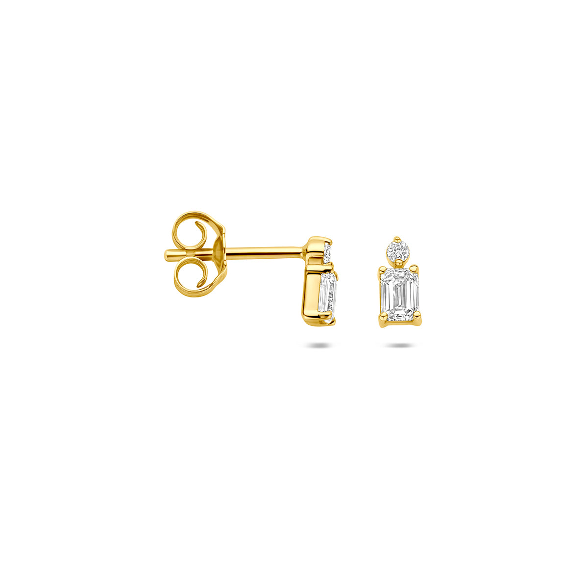 Zijaanzicht van de 14 karaat geelgouden lab grown diamant oorknopjes emerald 0,32 ct, zodat de diepte van het sieraad zichtbaar is.