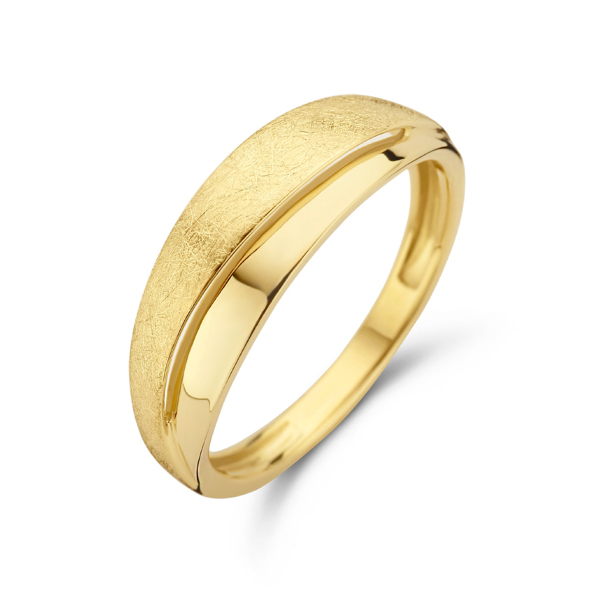 Schuin bovenaanzicht van de 14 karaat geelgouden mat en glans ring, 6 mm breed.
