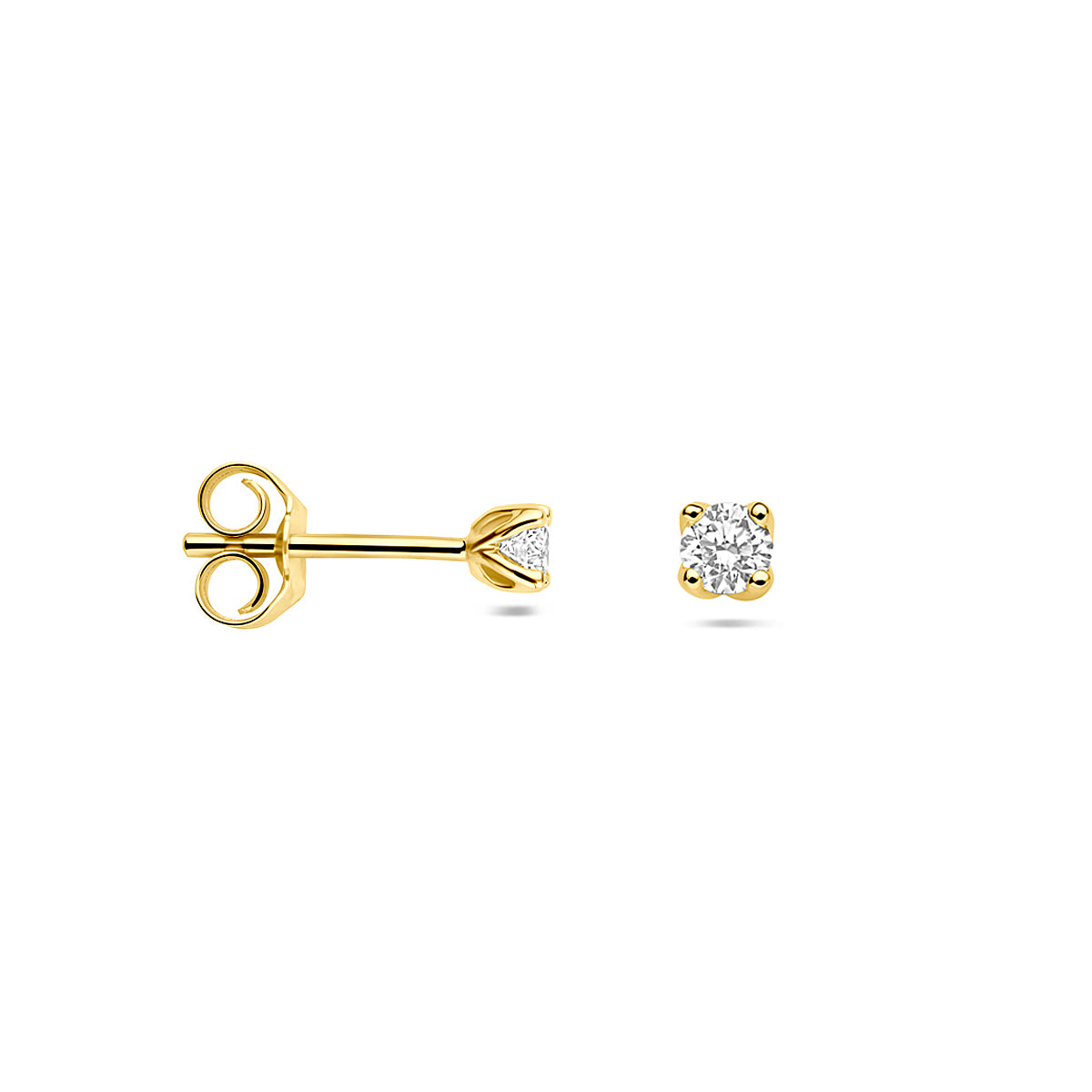 Voor- en zijaanzicht van de 14 karaat geelgouden oorknoppen met lab grown diamant 0,20 ct, met één oorbel van opzij zodat de sluiting zichtbaar is.