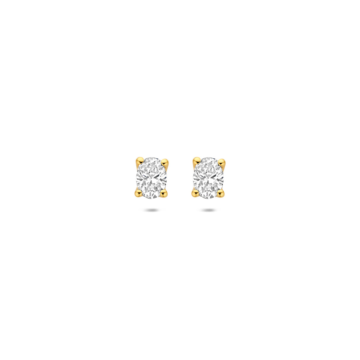 Vooraanzicht van de 14 karaat geelgouden oorknoppen lab grown diamant 0,60 ct, 5,5 mm hoog en 4 mm breed.