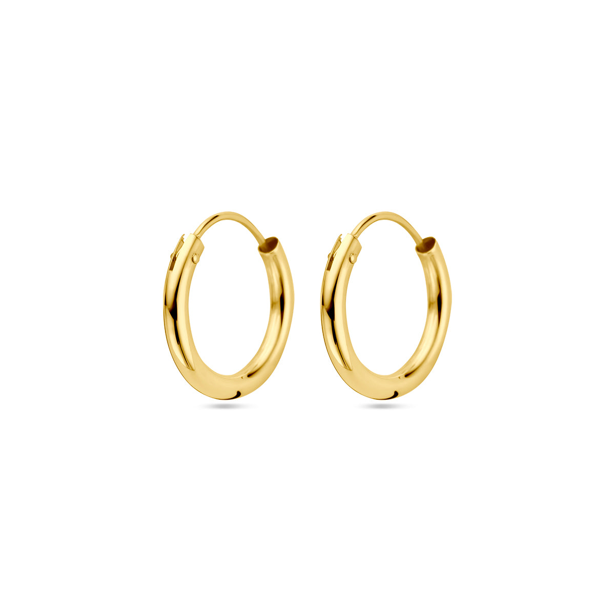 Vooraanzicht van de 14 karaat geelgouden oorringen 13 mm.