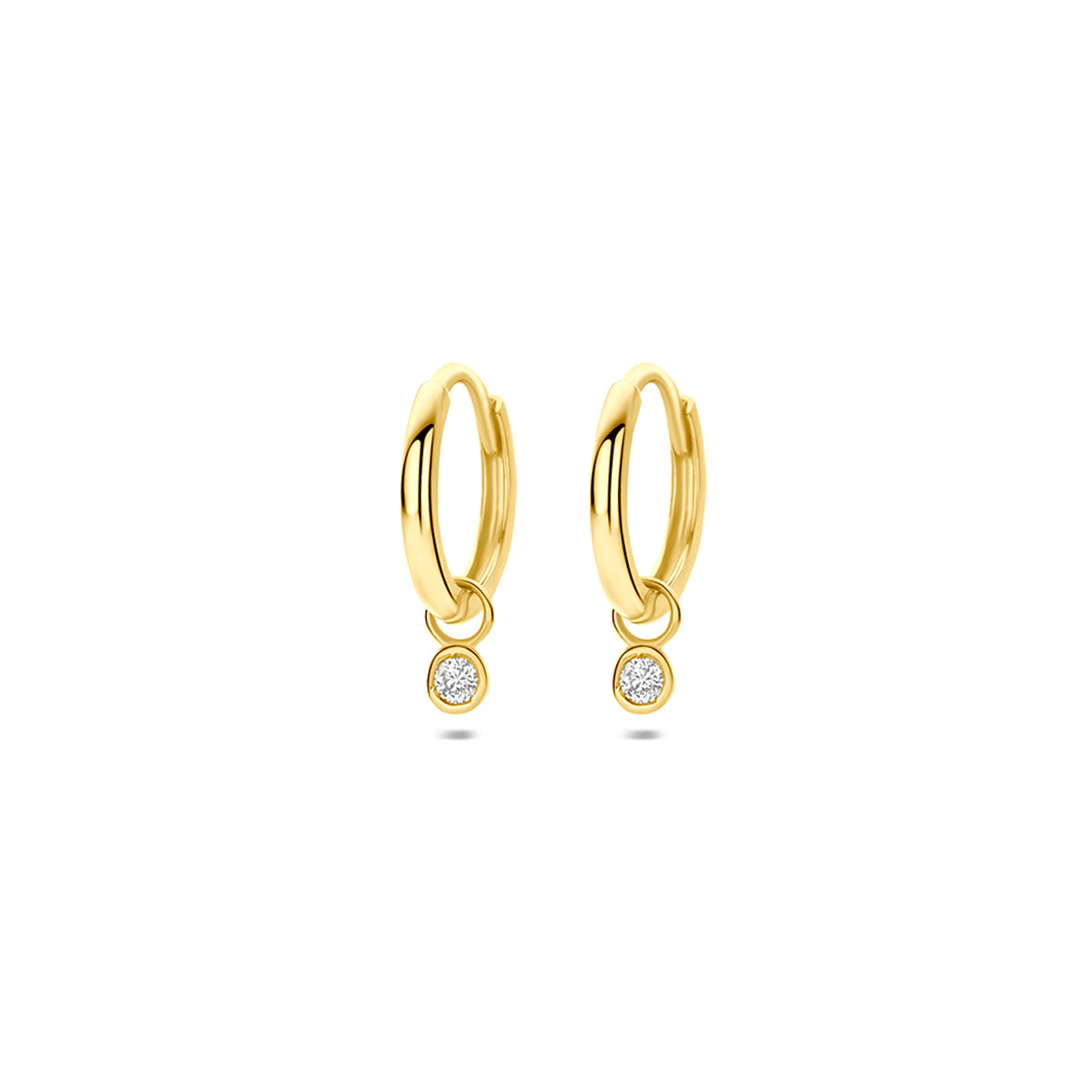 Gouden oorringen met diamant: vooraanzicht van de 14 karaat geelgouden oorringen met diamant 0,11 ct.