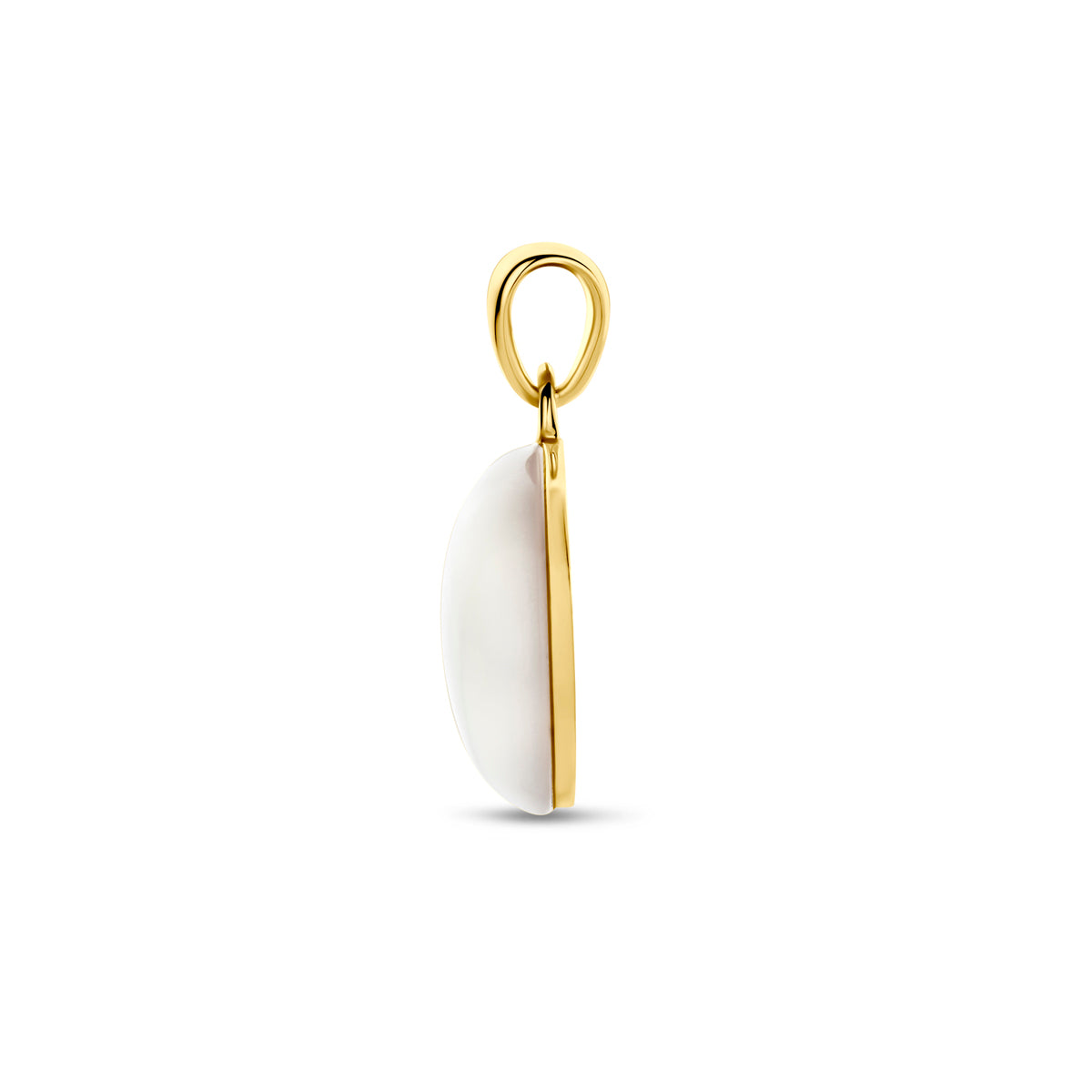 Zijaanzicht van de 14 karaat geelgouden parelmoer hanger klein, zodat de diepte van het sieraad zichtbaar is.