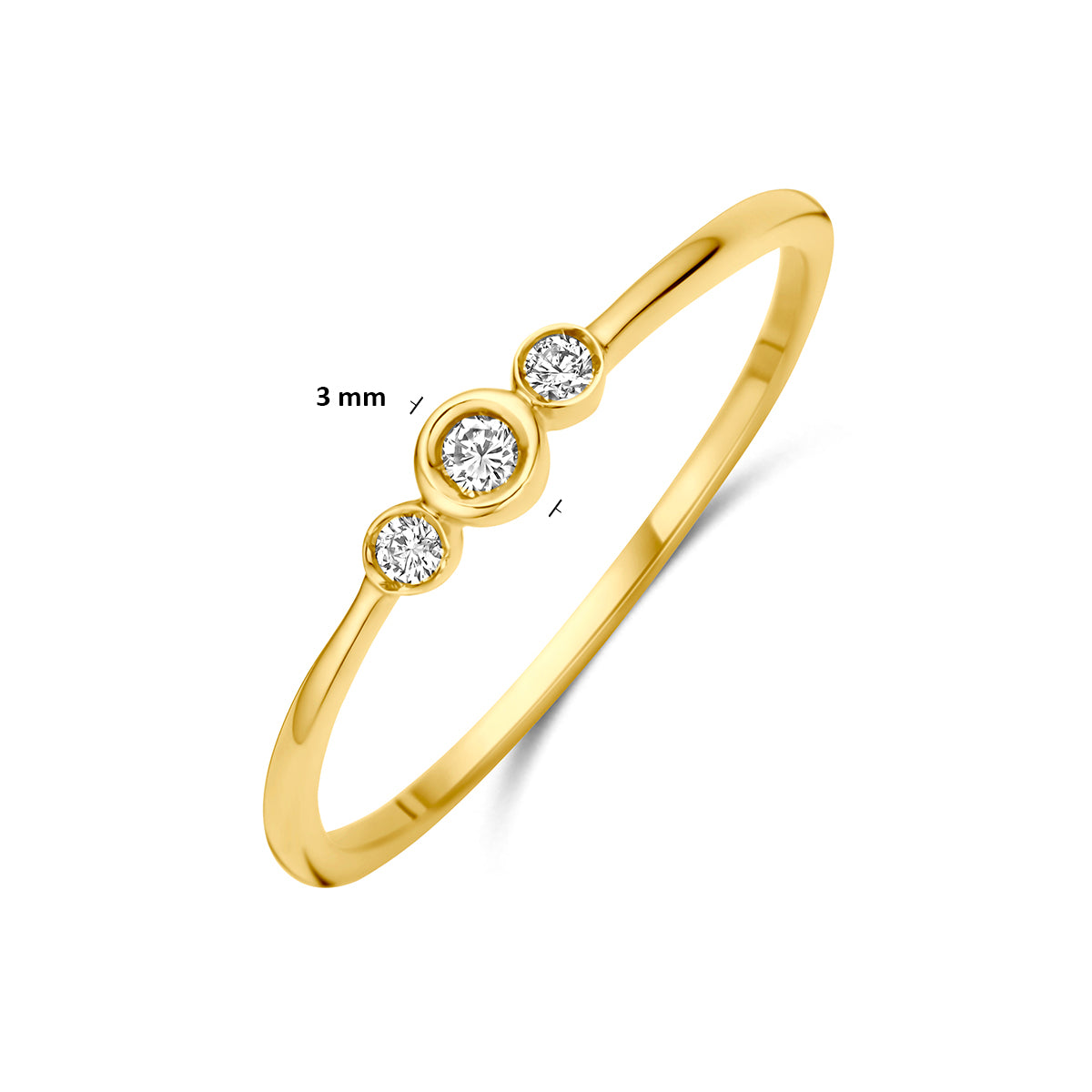Trilogie ring: schuin bovenaanzicht met afmetingen van de 14 karaat geelgouden ring met drie diamanten 0,06 ct, 3,0 mm breed.