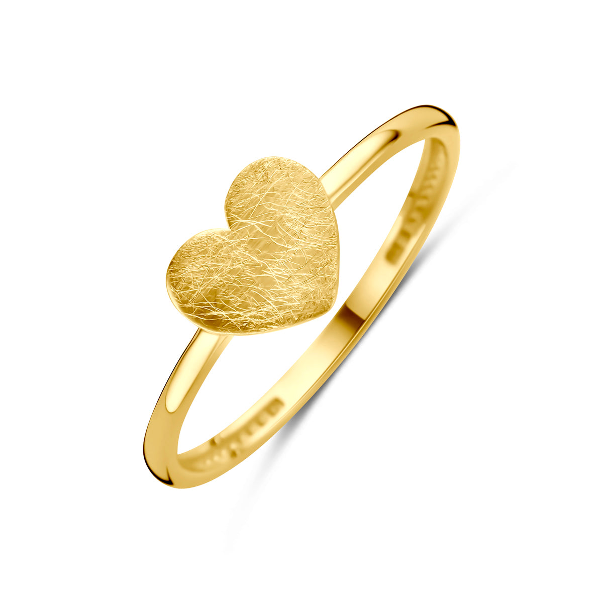 Schuin bovenaanzicht van de 14 karaat geelgouden ring gematteerd hartje, 8 mm breed en 6,5 mm hoog.