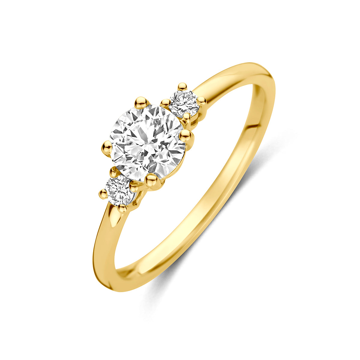 Trilogie ring: schuin bovenaanzicht van de geelgouden trilogie ring met lab grown diamanten van 14 karaat, 0,74 ct.