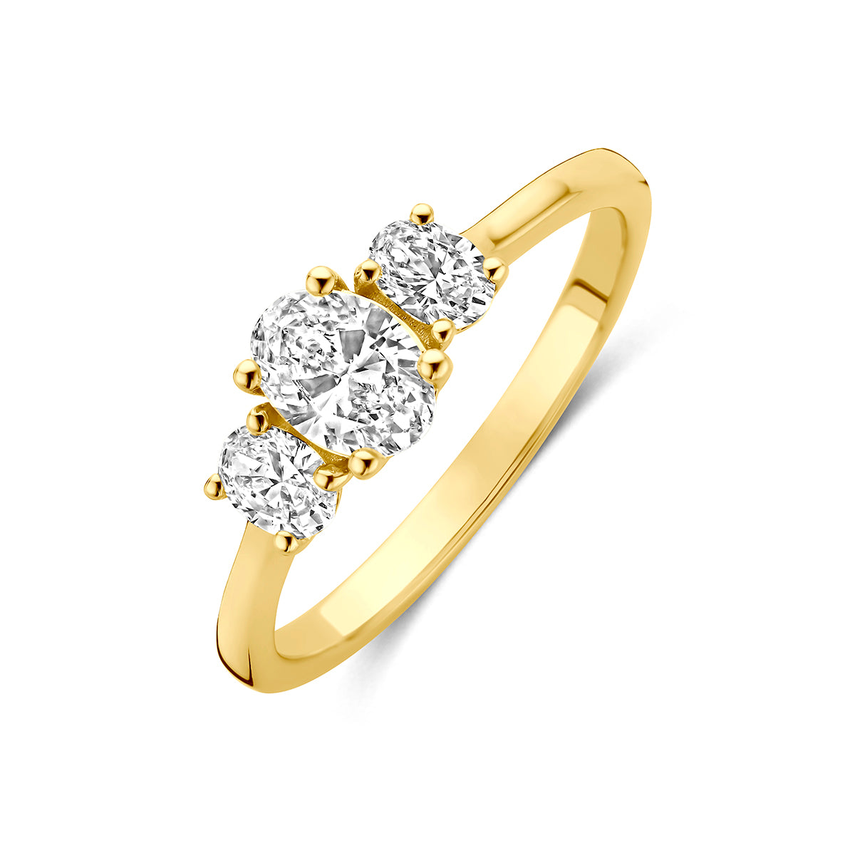 Trilogie ring: schuin bovenaanzicht van de 14 karaat geelgouden trilogie ring lab grown diamant 0,80 ct.