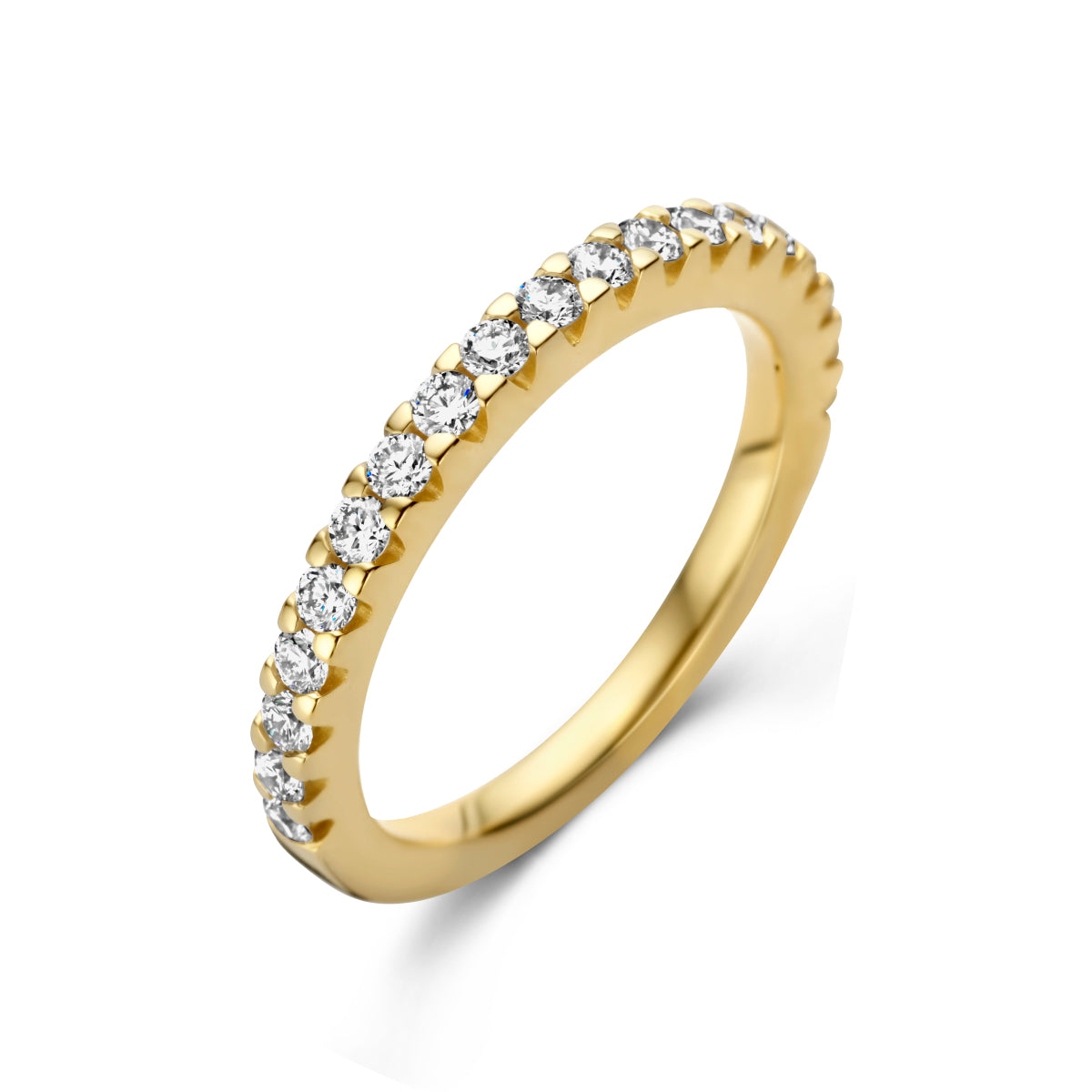 Schuin bovenaanzicht van de gouden aanschuifring met diamant van 14 karaat.