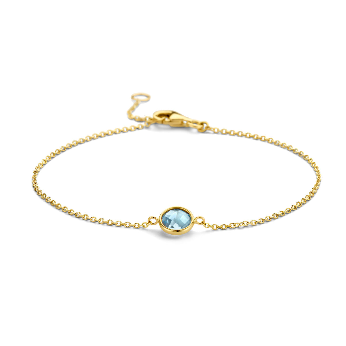 Vooraanzicht van de gouden ankerarmband met blauwe topaas van 14 karaat.