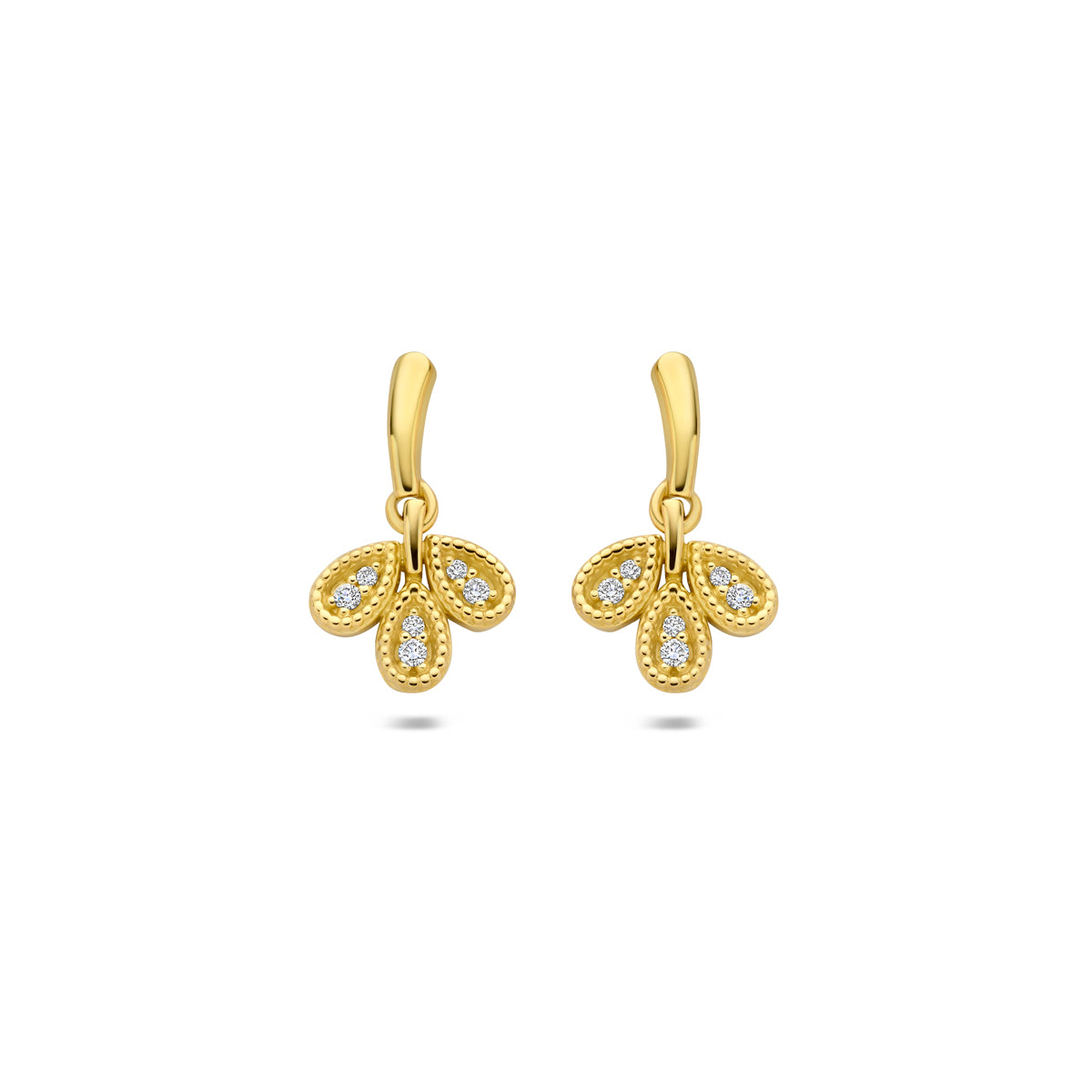 Vooraanzicht van de gouden blaadjes oorhangers met diamant van 14 karaat.