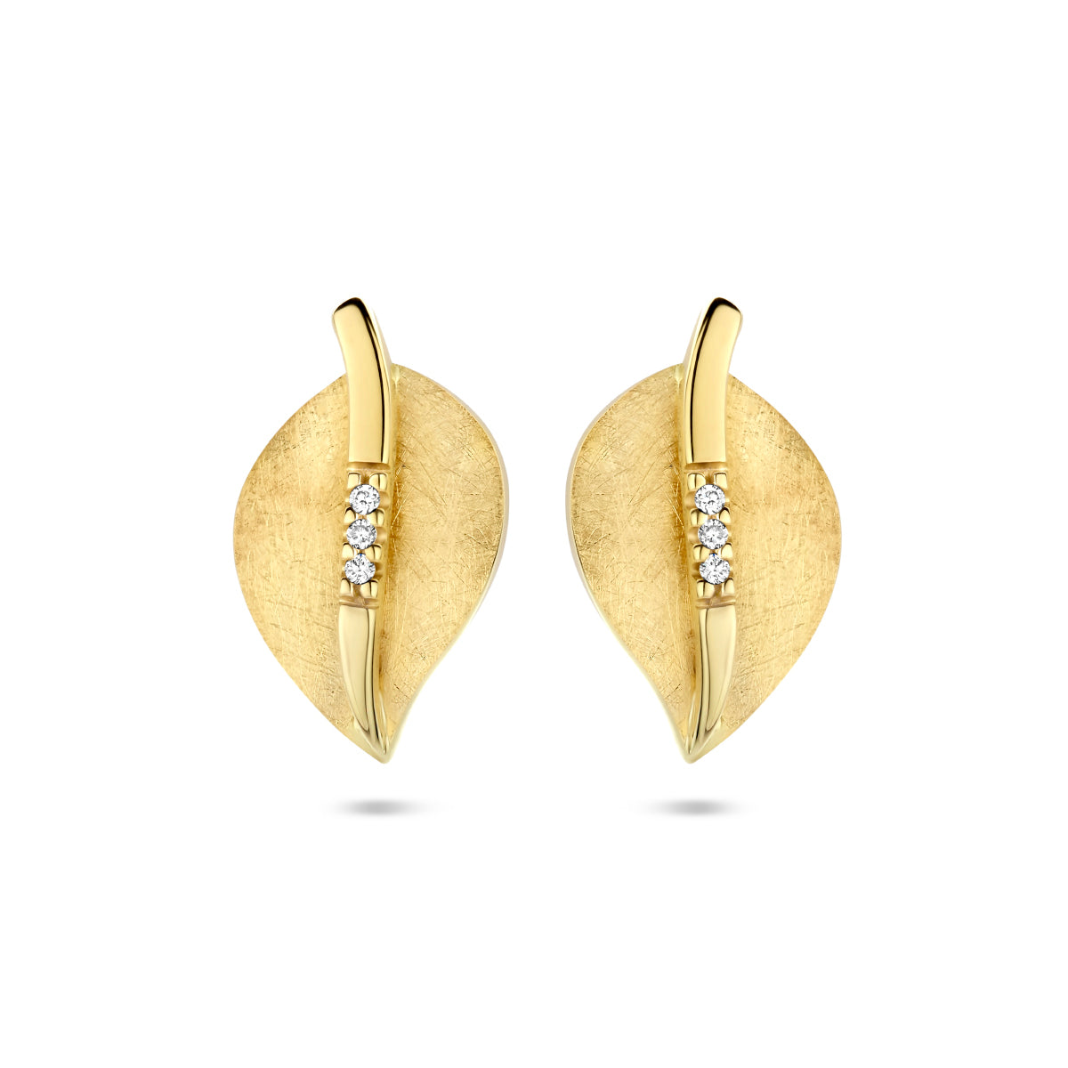 Vooraanzicht van de gouden blad oorknopjes met diamant van 14 karaat.
