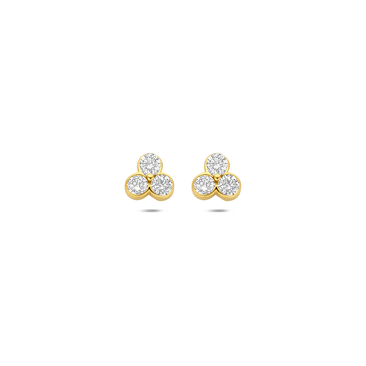 Vooraanzicht van de gouden bloem oorknopjes met lab grown diamant van 14 karaat.