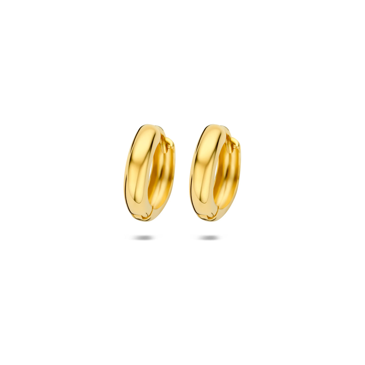 Vooraanzicht van de gouden bolle klapoorringen van 14 karaat.
