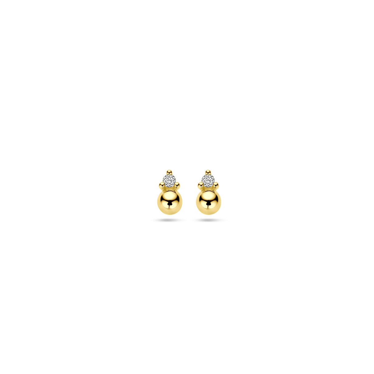 Vooraanzicht van de gouden bolletje oorknopjes met diamant van 14 karaat.
