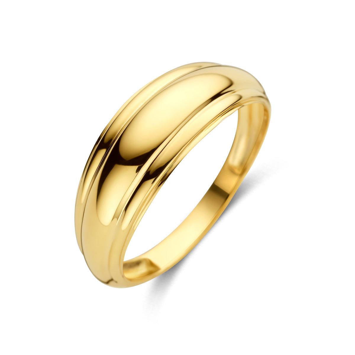 Schuin bovenaanzicht van de gouden brede ring van 14 karaat.