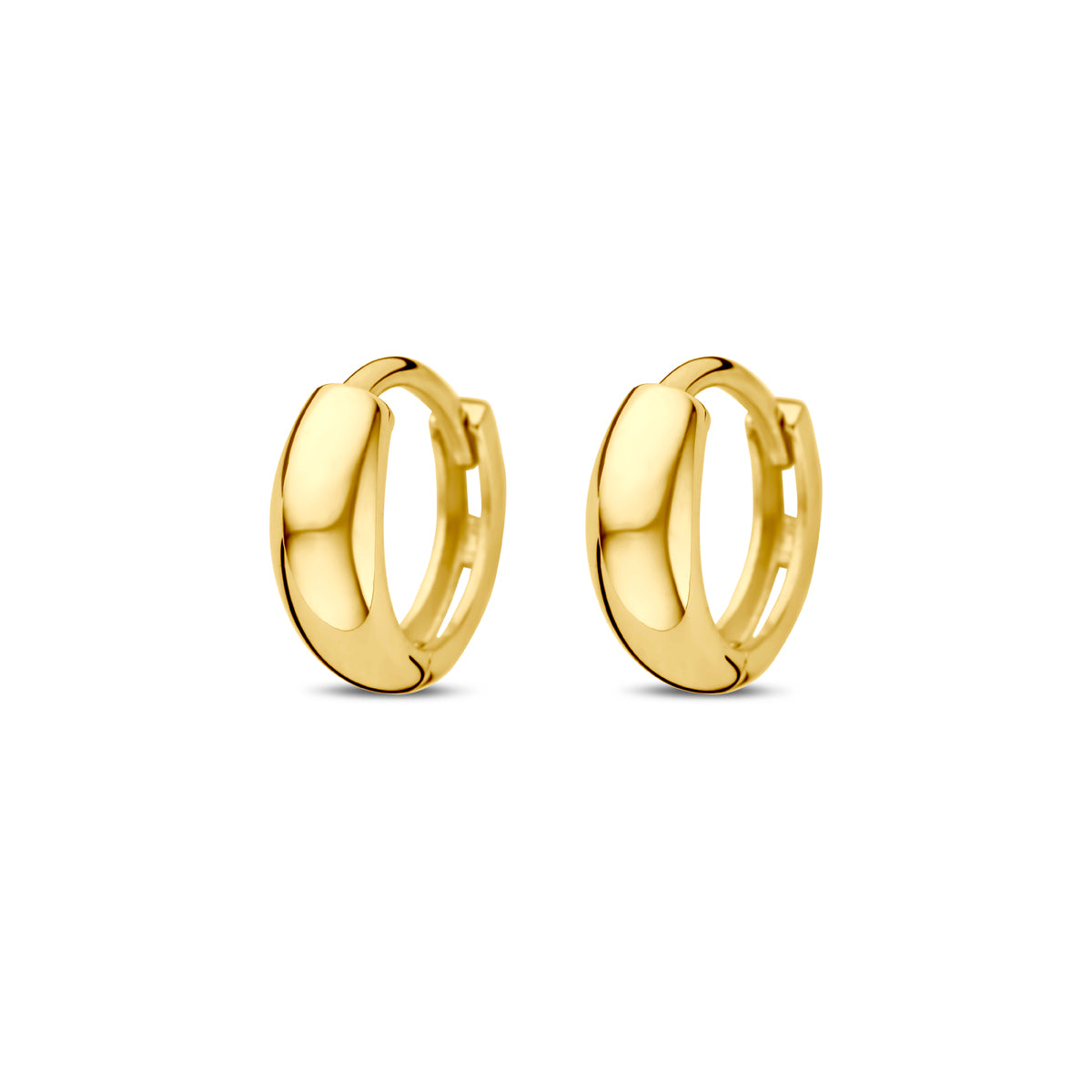 Vooraanzicht van de gouden brede klapoorringen van 14 karaat.