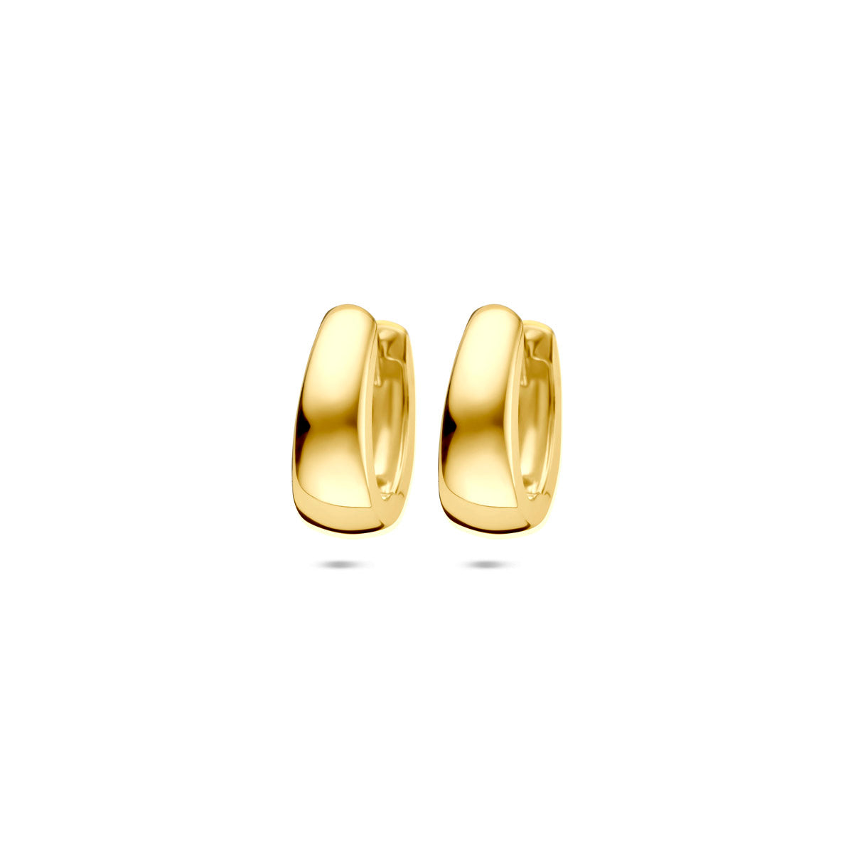 Vooraanzicht van de gouden brede klapoorringen van 14 karaat.