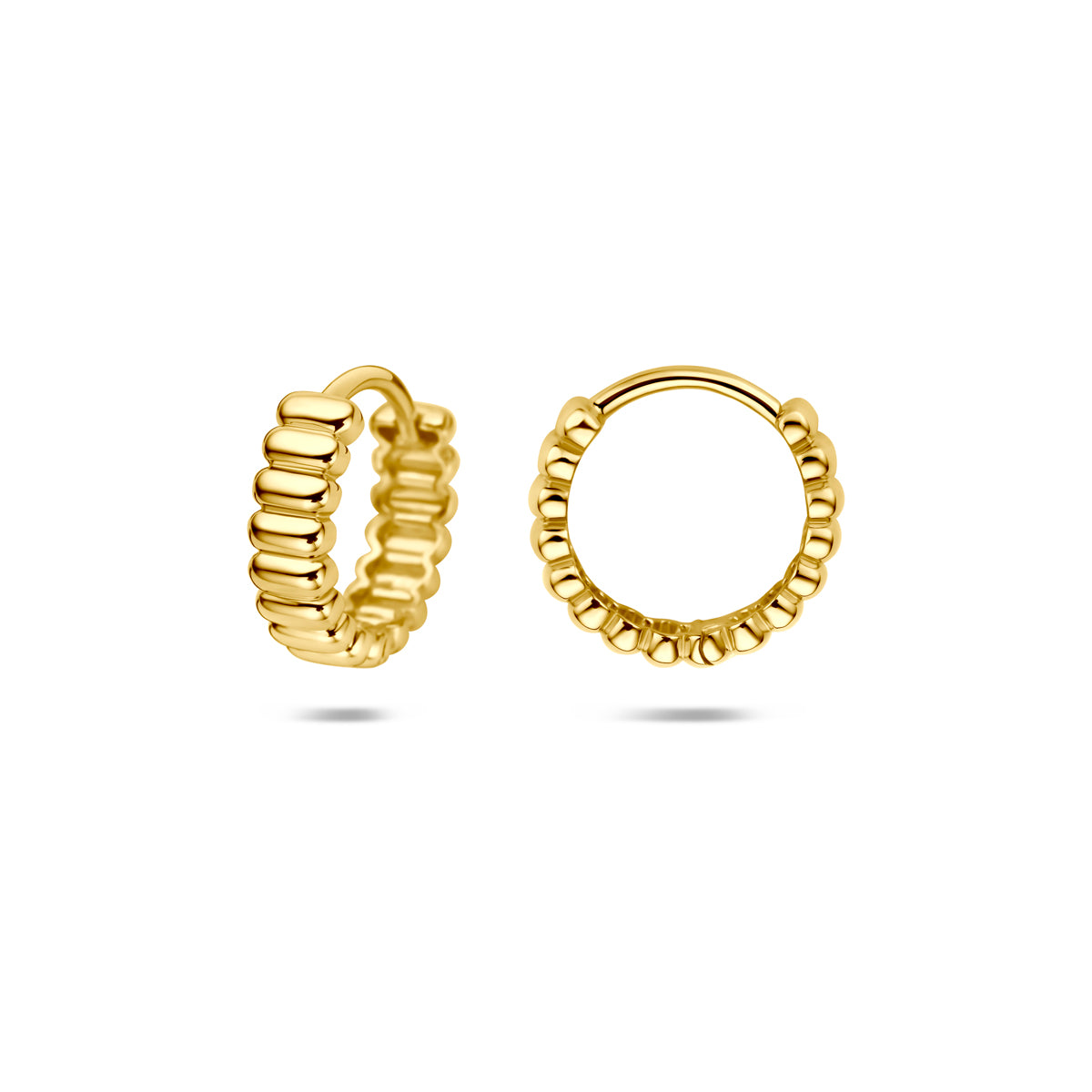Voor- en zijaanzicht van de gouden brede klapoorringen van 14 karaat.