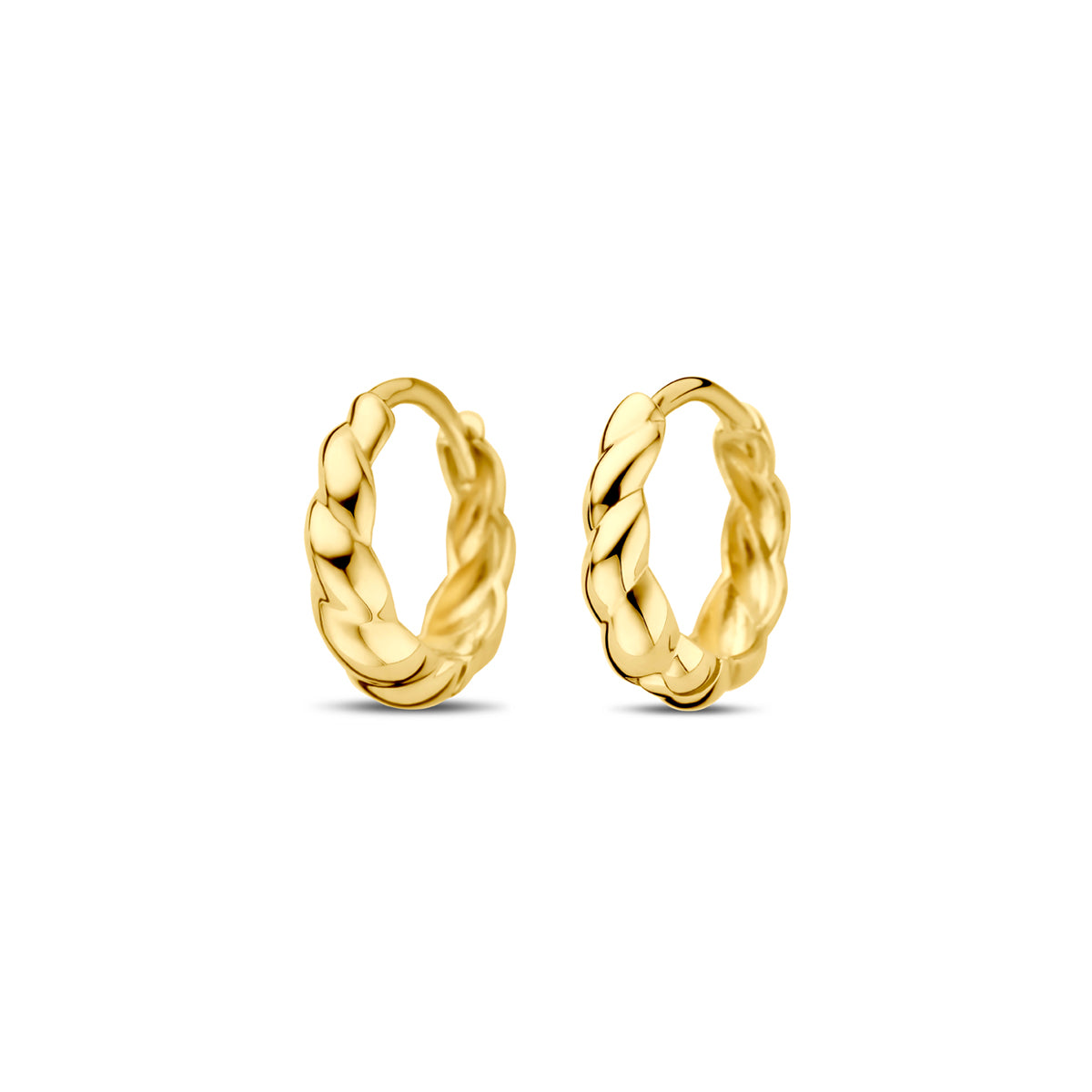 Vooraanzicht van de gouden brede klapoorringen van 14 karaat.