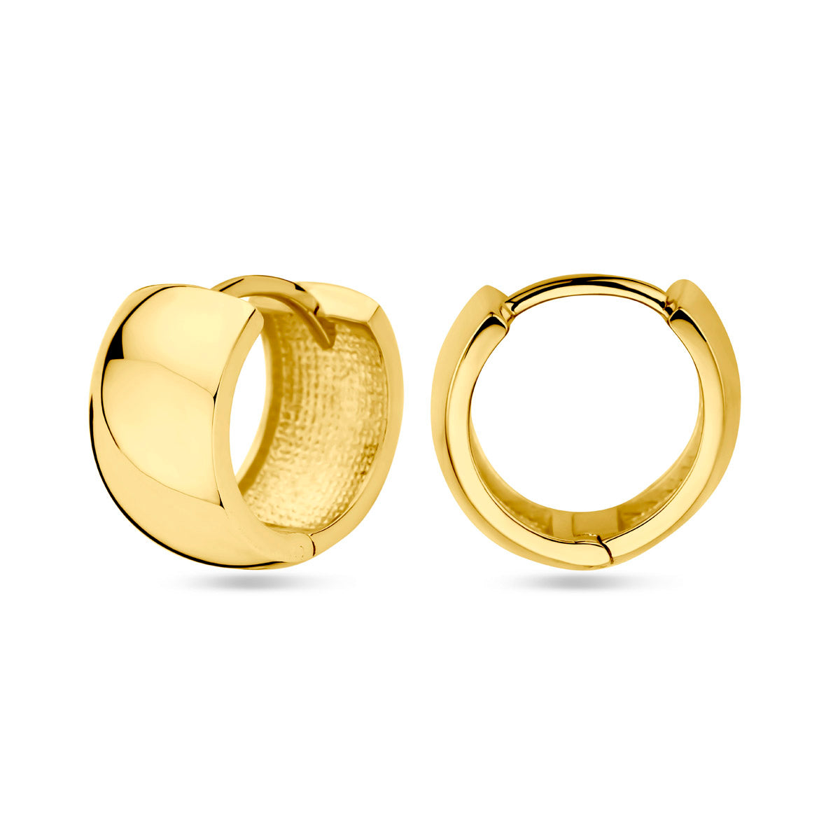 Voor- en zijaanzicht van de gouden brede klapoorringen van 14 karaat.