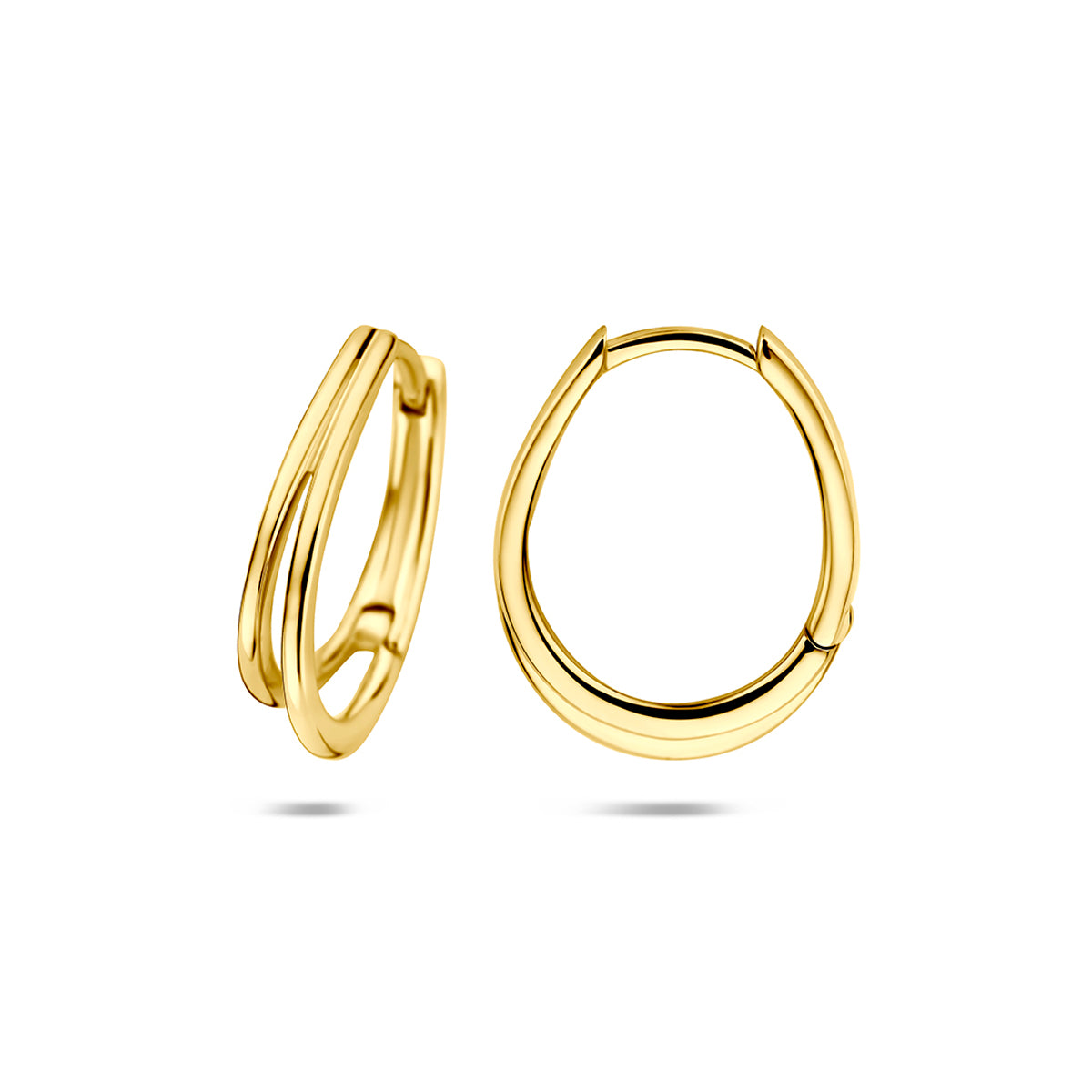 Voor- en zijaanzicht van de gouden brede klapoorringen van 14 karaat.