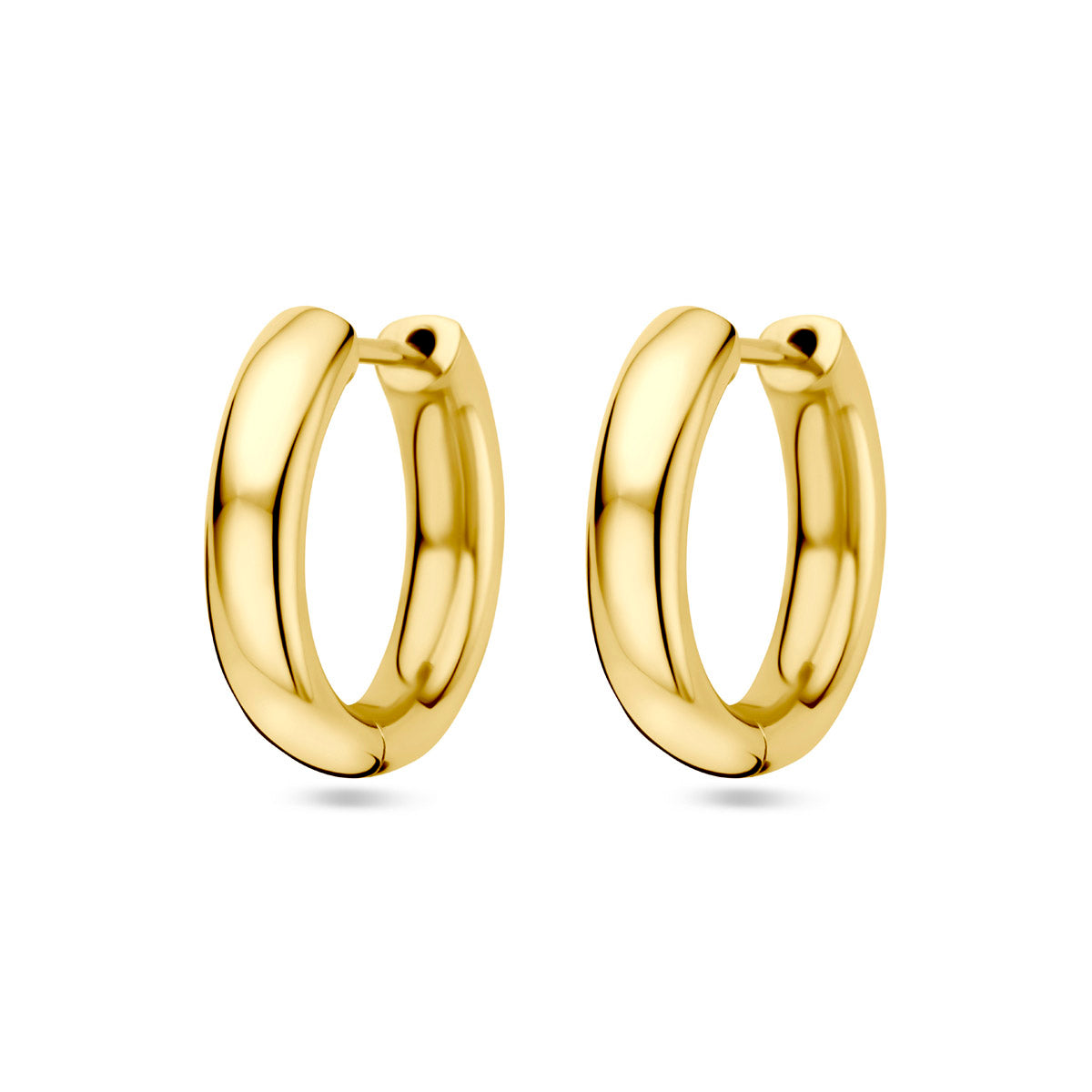 Vooraanzicht van de gouden brede klapoorringen van 14 karaat.
