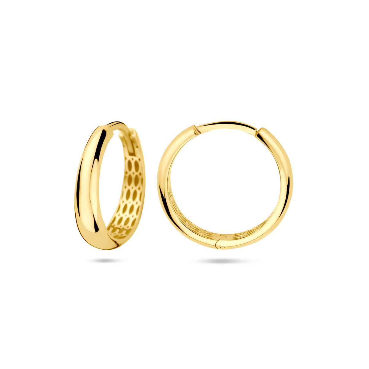 Voor- en zijaanzicht van de gouden brede klapoorringen van 14 karaat.
