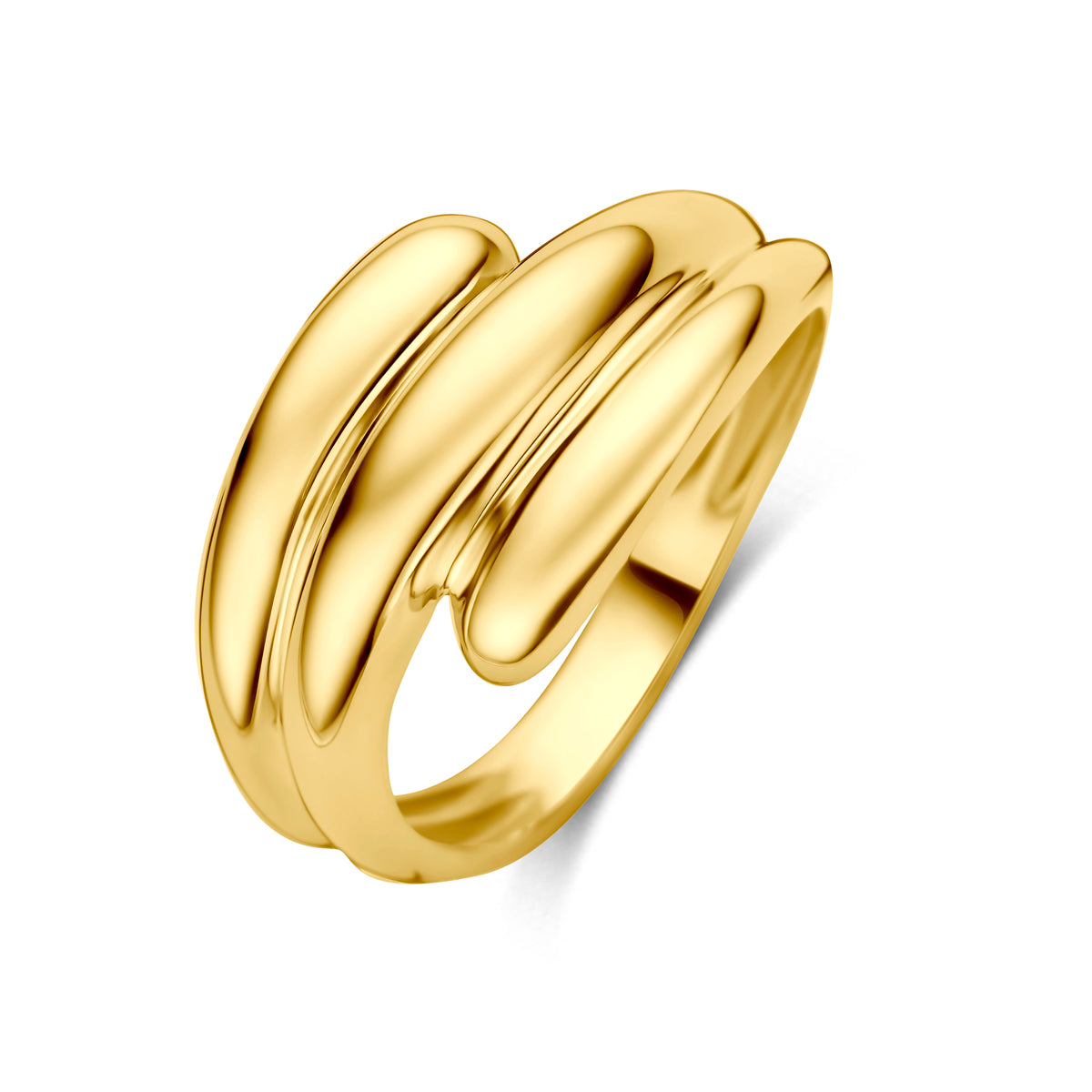Schuin bovenaanzicht van de gouden brede ring van 14 karaat.