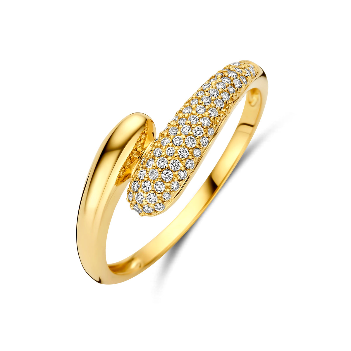 Schuin bovenaanzicht van de gouden brede ring met diamant van 14 karaat.