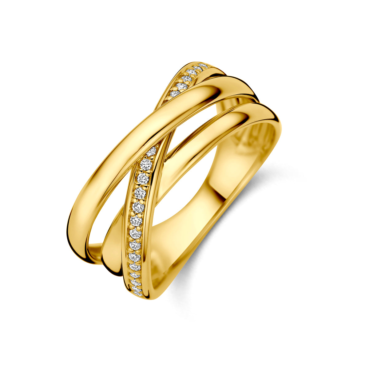 Schuin bovenaanzicht van de gouden brede ring met diamant van 14 karaat.