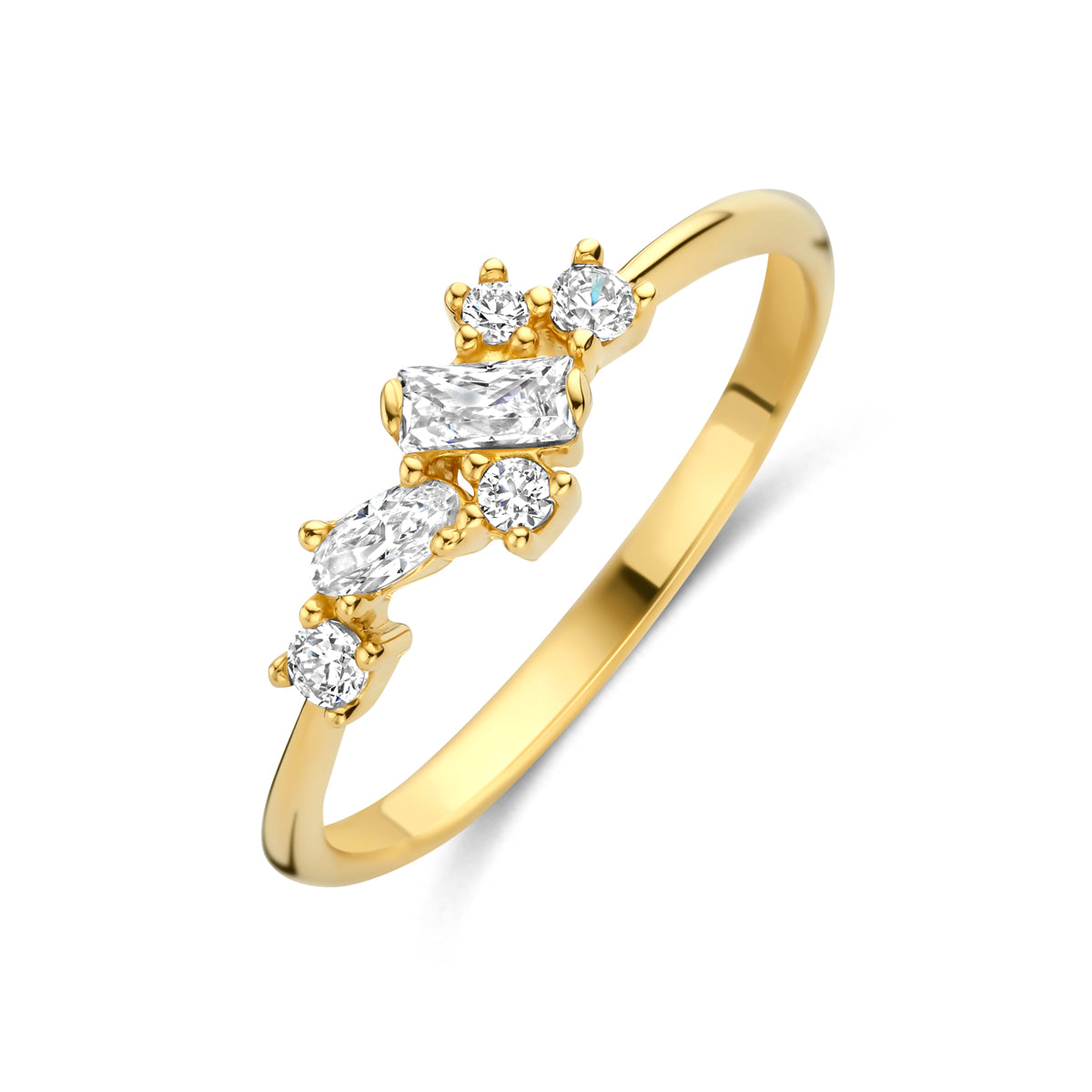 Schuin bovenaanzicht van de gouden brede ring met zirkonia van 14 karaat.