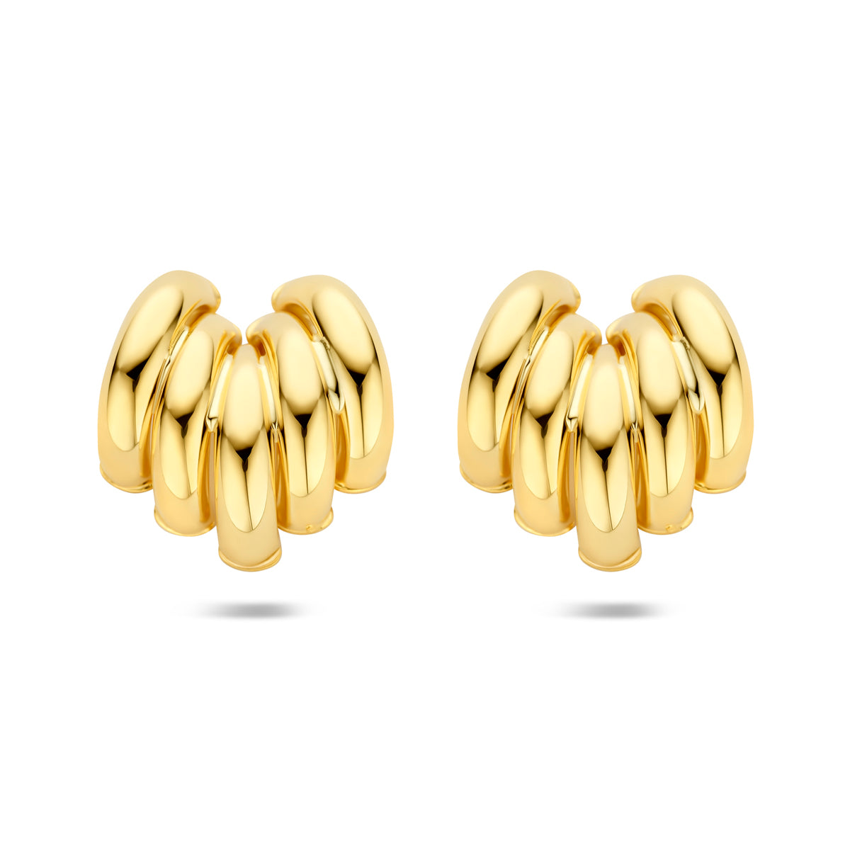 Vooraanzicht van de gouden chunky oorbellen van 14 karaat.