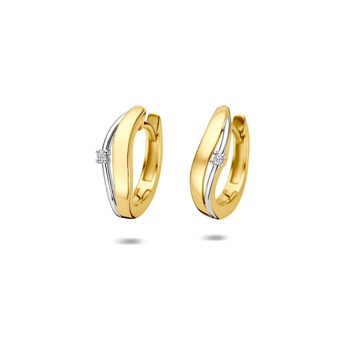 Vooraanzicht van de 14 karaat gouden creolen bicolor met diamant 0,02 ct, 14,5 mm hoog en 4,5 mm breed.