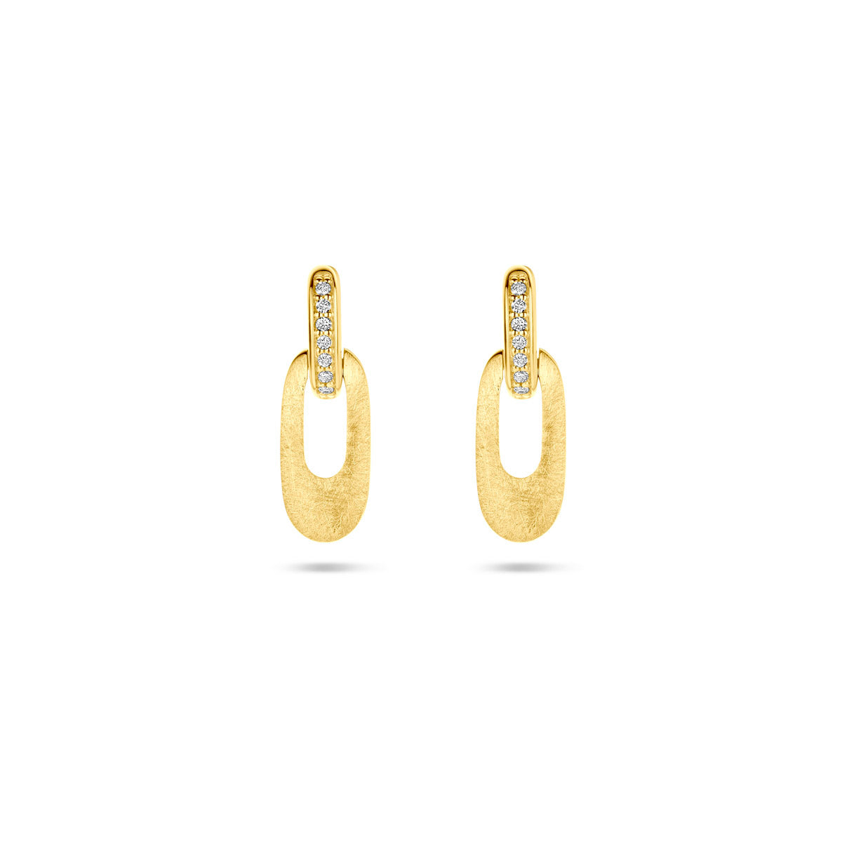 Vooraanzicht van de gouden oorhangers met diamant van 14 karaat.