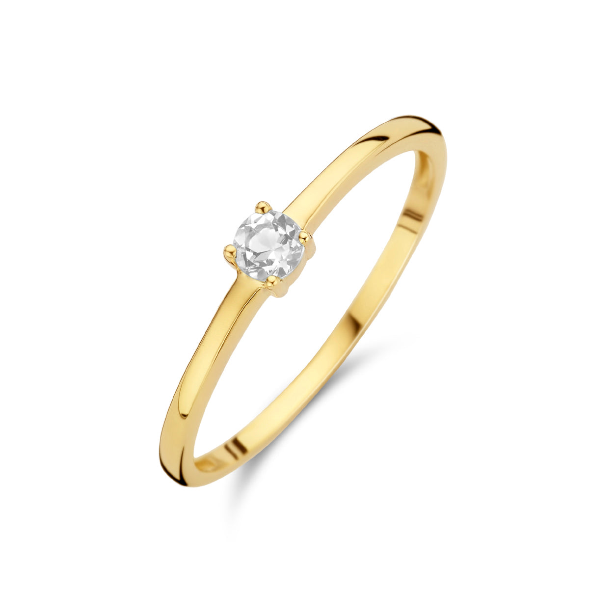 Schuin bovenaanzicht van de gouden geboortesteen ring met zirkonia van 14 karaat.