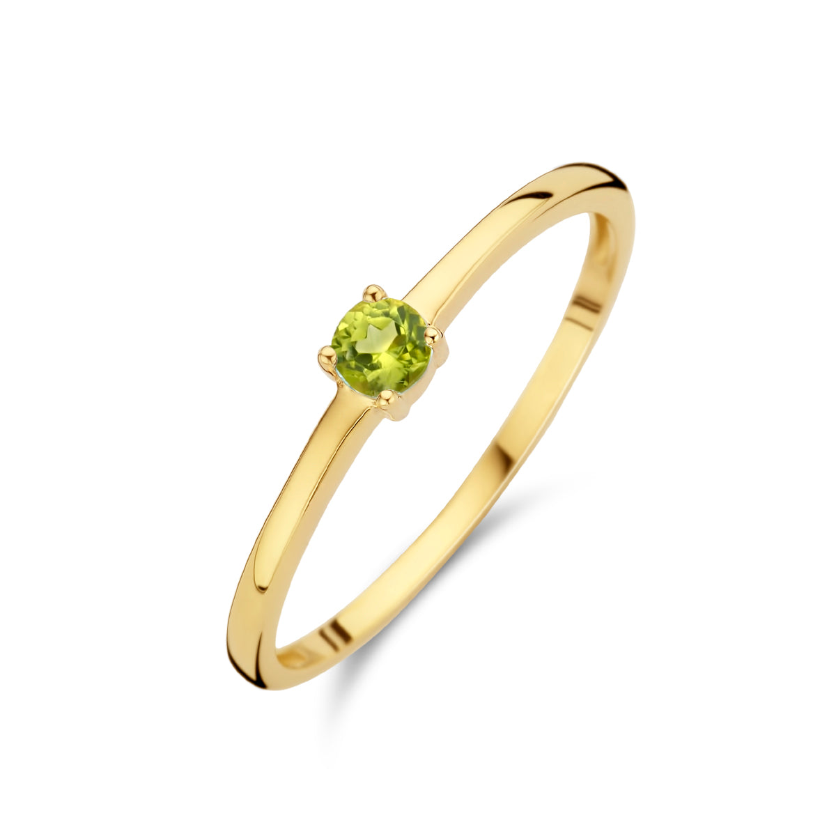 Schuin bovenaanzicht van de gouden geboortesteen ring met peridoot van 14 karaat.