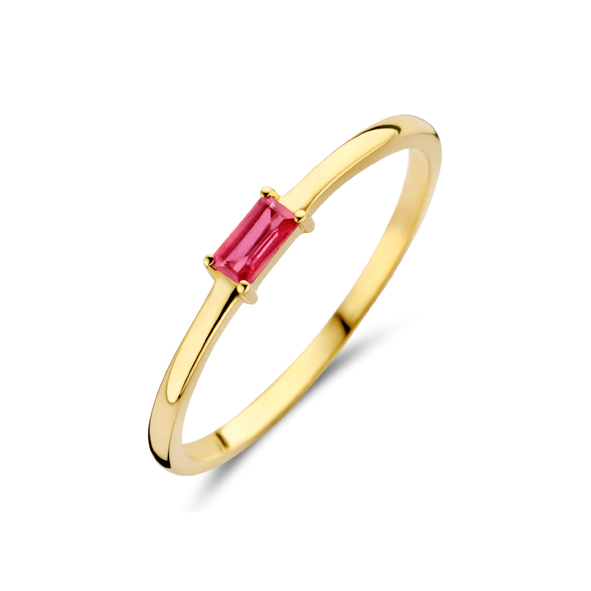 Schuin bovenaanzicht van de gouden geboortesteen ring juli met robijn van 14 karaat.