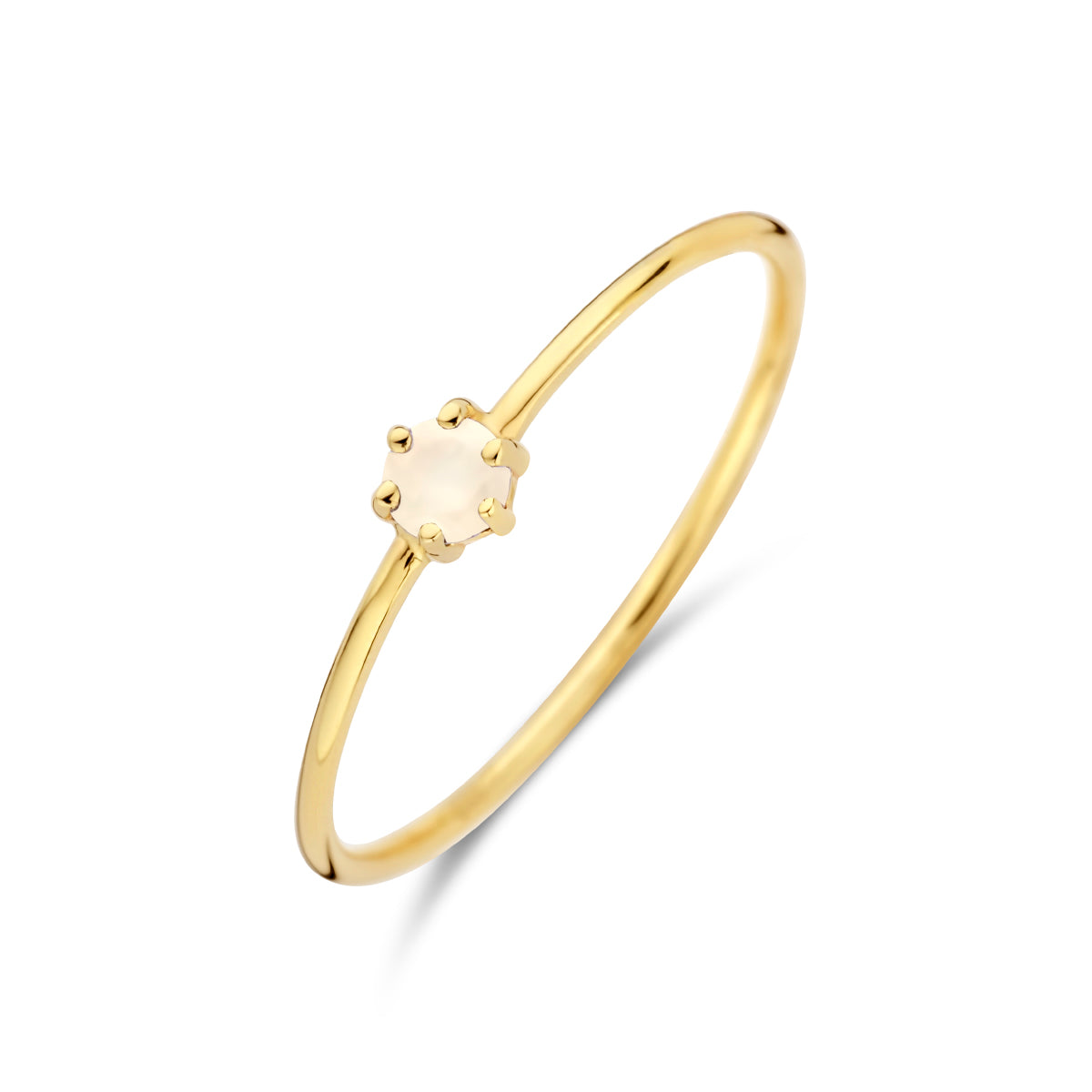 Schuin bovenaanzicht van de gouden geboortesteen ring met maansteen van 14 karaat.