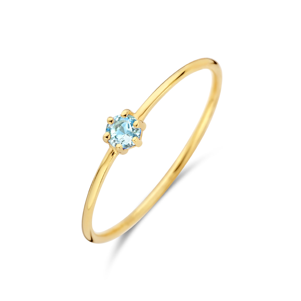 Schuin bovenaanzicht van de gouden geboortesteen ring met aquamarijn van 14 karaat.